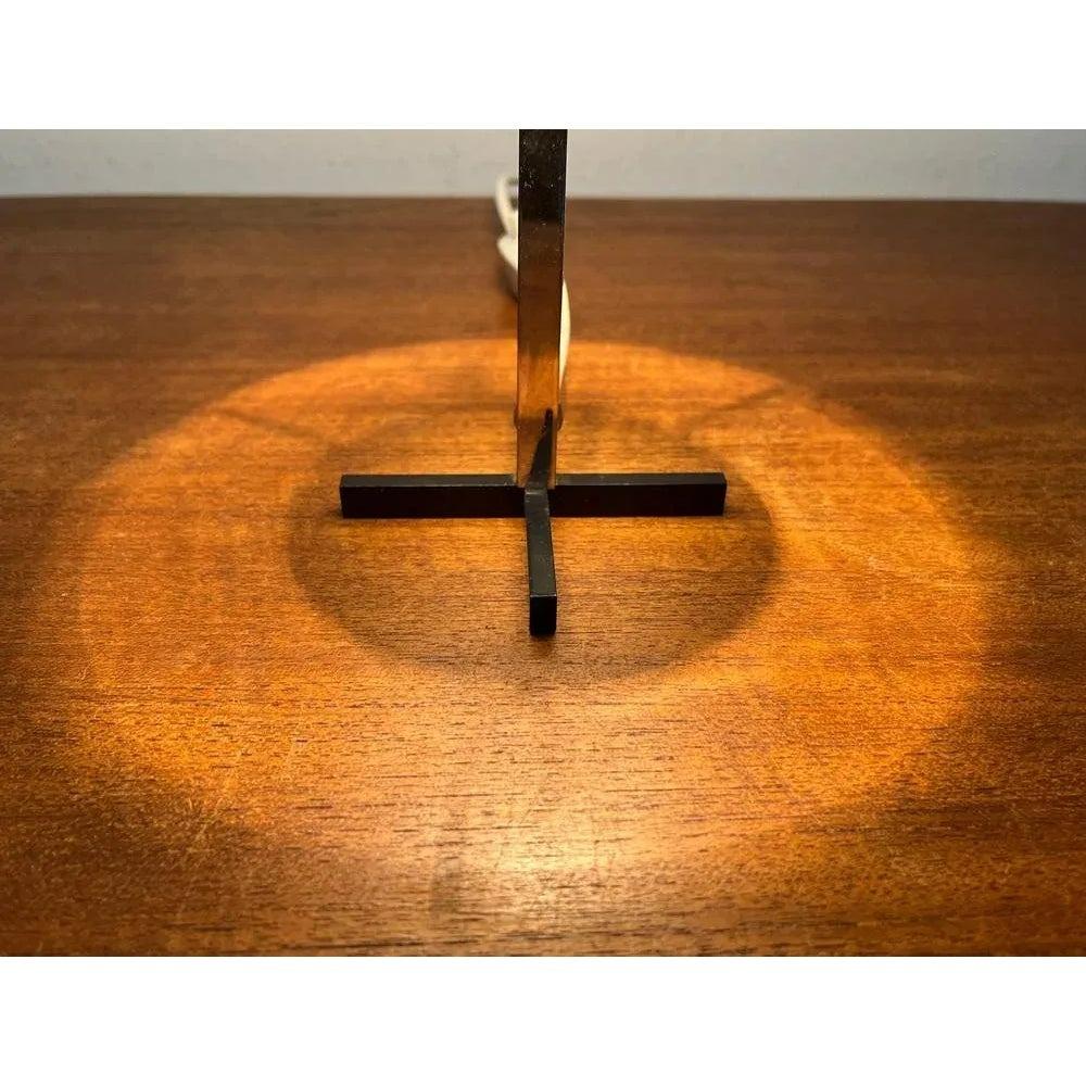 Pequeña lámpara de mesa minimalista de mediados de siglo, años 60 en Excelente estado para la venta en Hamburg, DE