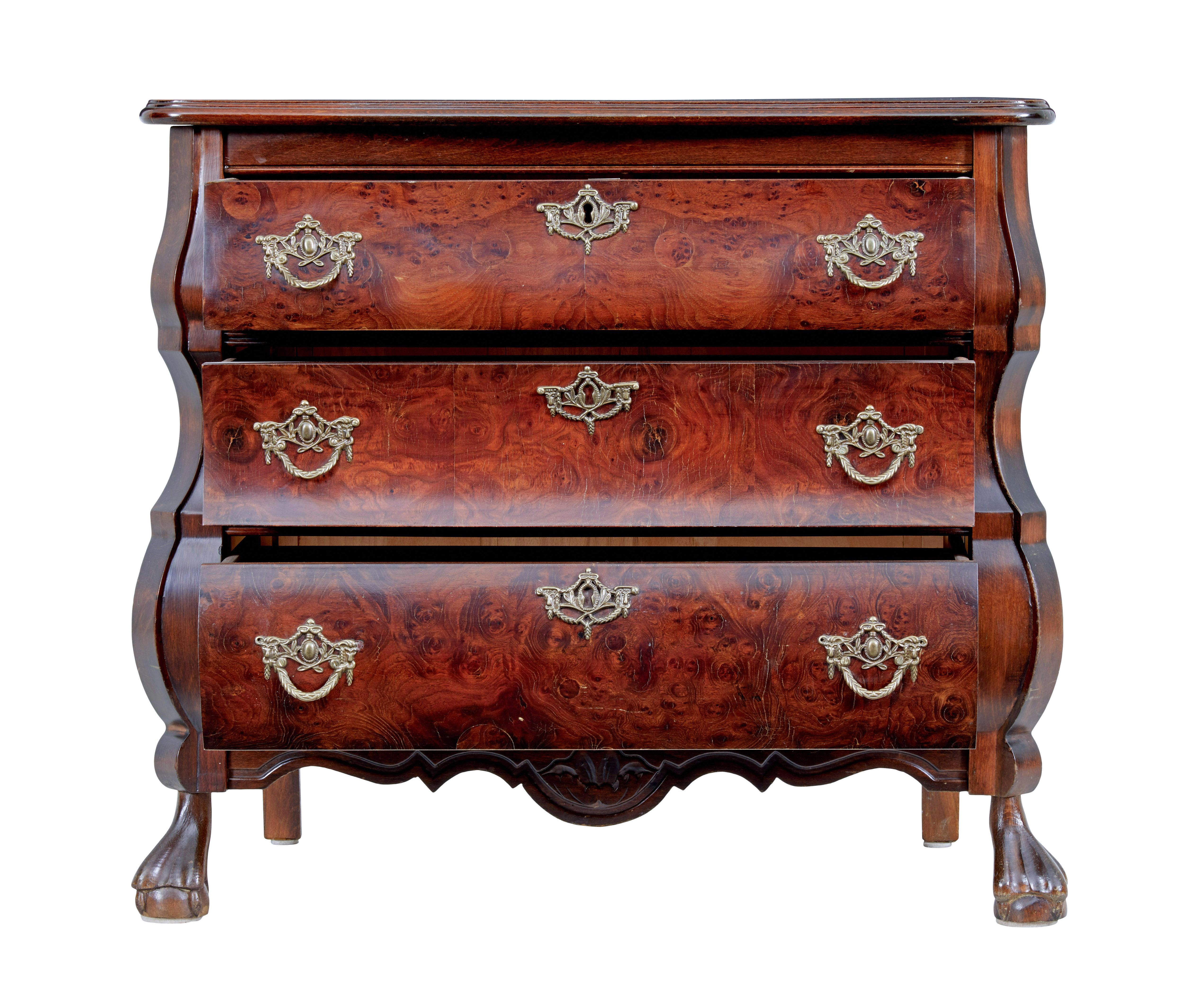 Cassettiera a forma di bombe di gelso degli anni '50, circa 1960.

Cassapanca rococò di piccole proporzioni.

Petit commode scandinavo del 1960 circa. Realizzato con splendide impiallacciature di gelso. 3 cassetti con maniglie e scudi in ottone