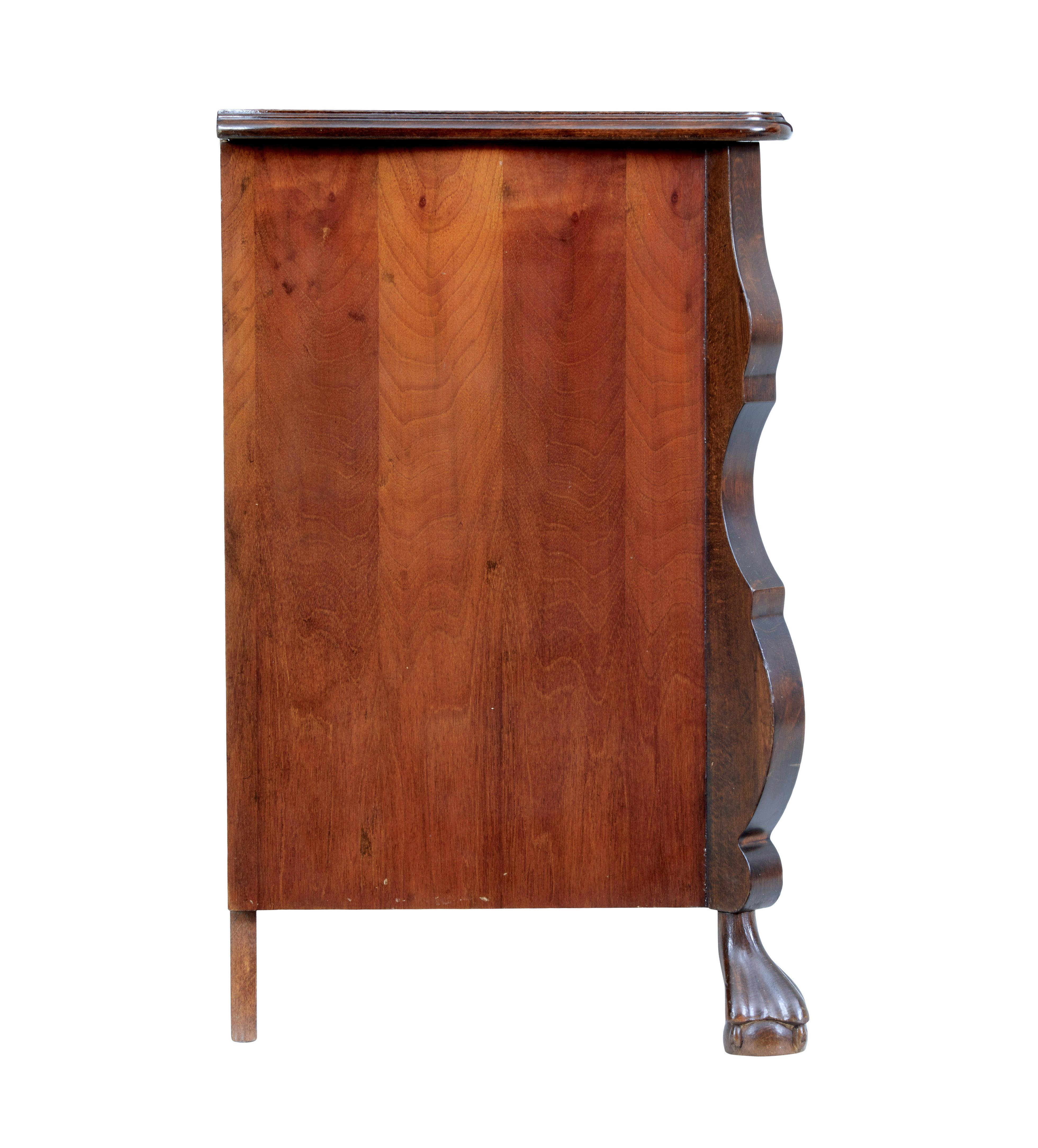 Intagliato a mano Cassettiera a bombe di gelso della metà del secolo scorso in vendita