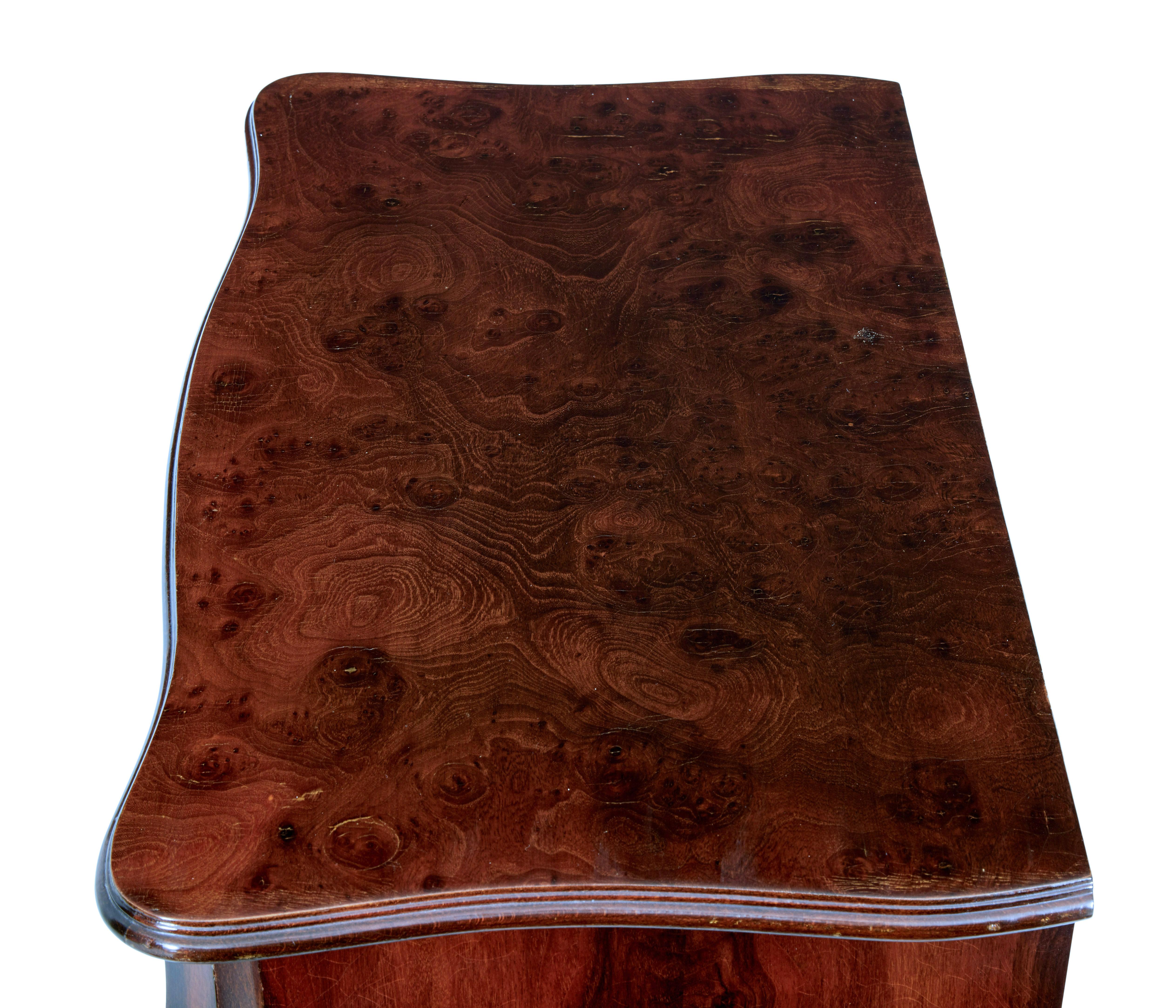 XX secolo Cassettiera a bombe di gelso della metà del secolo scorso in vendita