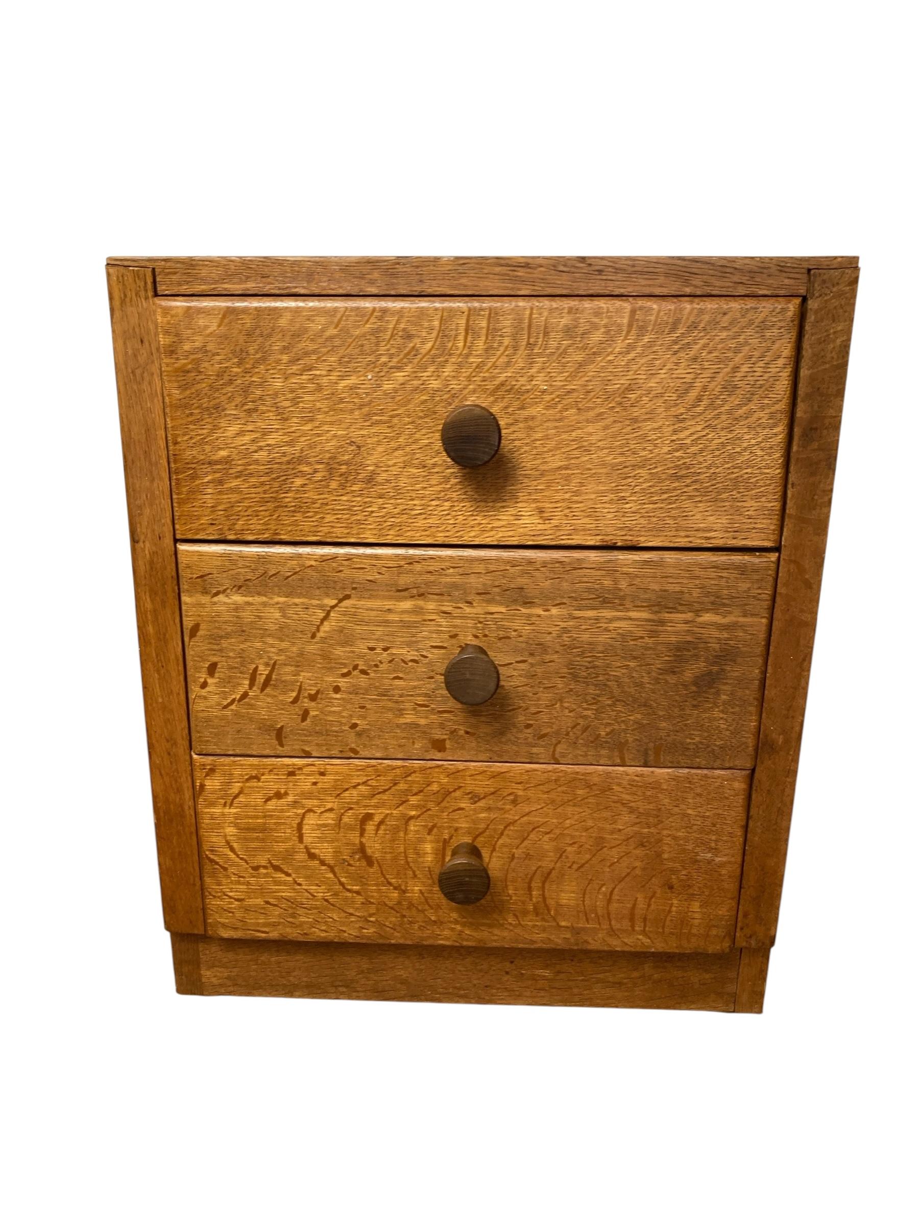Mid Century Small Oak 3-Schubladen-Sockelkommode im Angebot 3