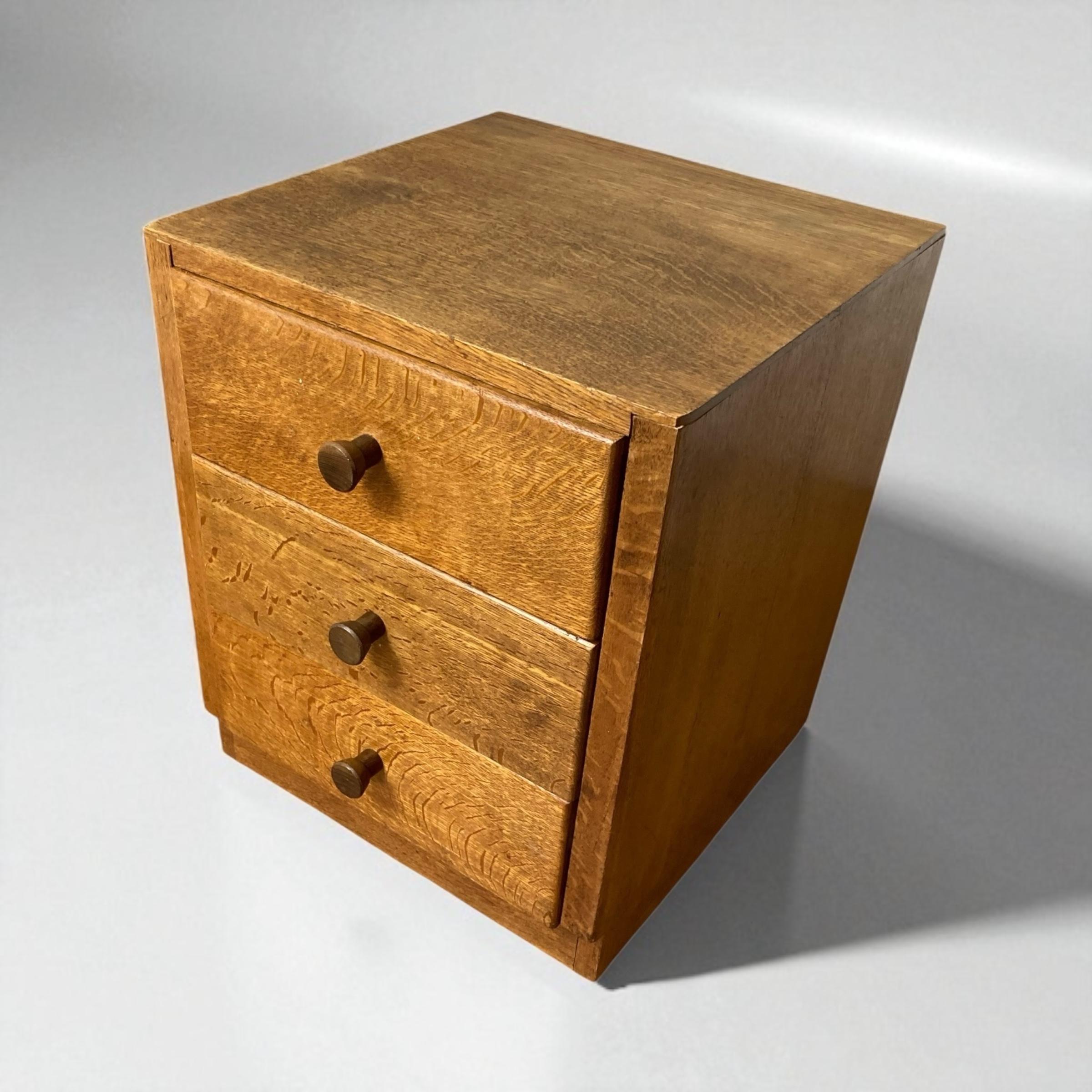 Mid Century Small Oak 3-Schubladen-Sockelkommode im Angebot 4