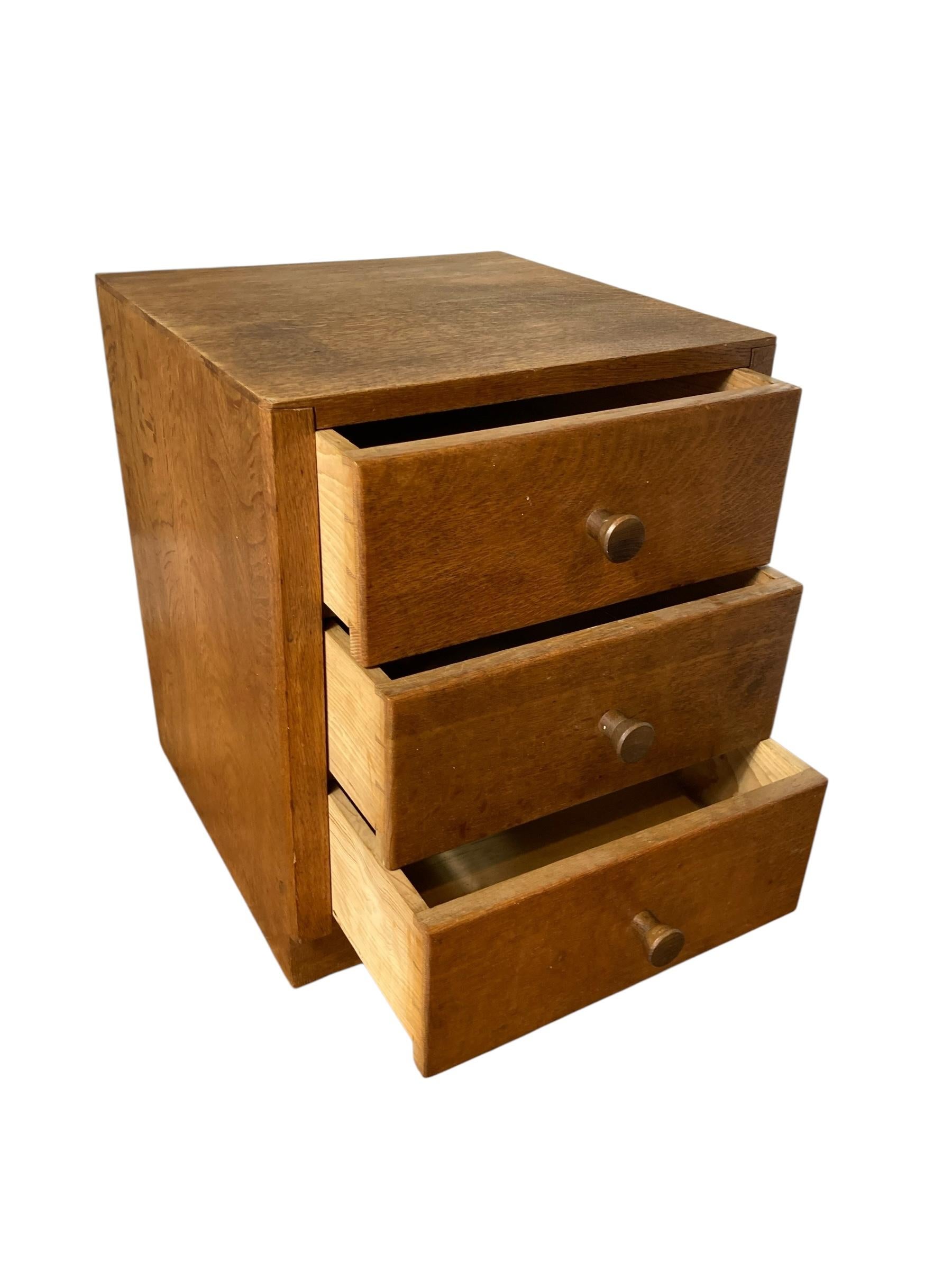 Mid Century Small Oak 3 Schublade Sockel Kommode. Sein zeitloses Design und seine robuste Konstruktion machen ihn zu einer vielseitigen Ergänzung für jeden Raum, ob im Schlafzimmer, im Wohnzimmer oder im Flur. Werten Sie Ihr Zuhause mit dieser