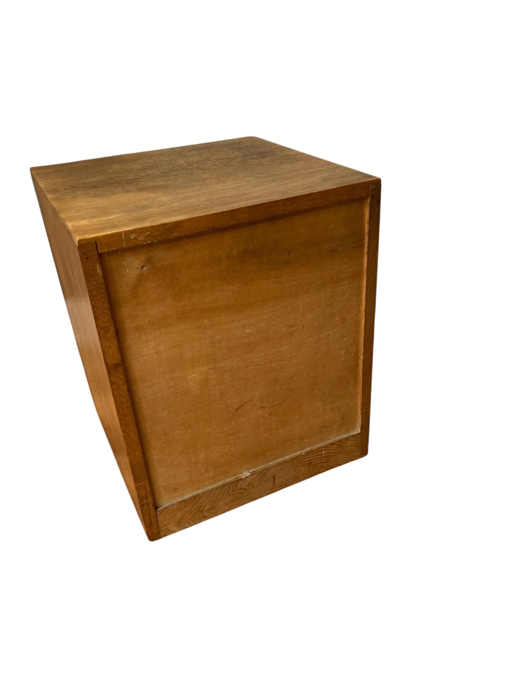 Mid Century Small Oak 3-Schubladen-Sockelkommode (Europäisch) im Angebot
