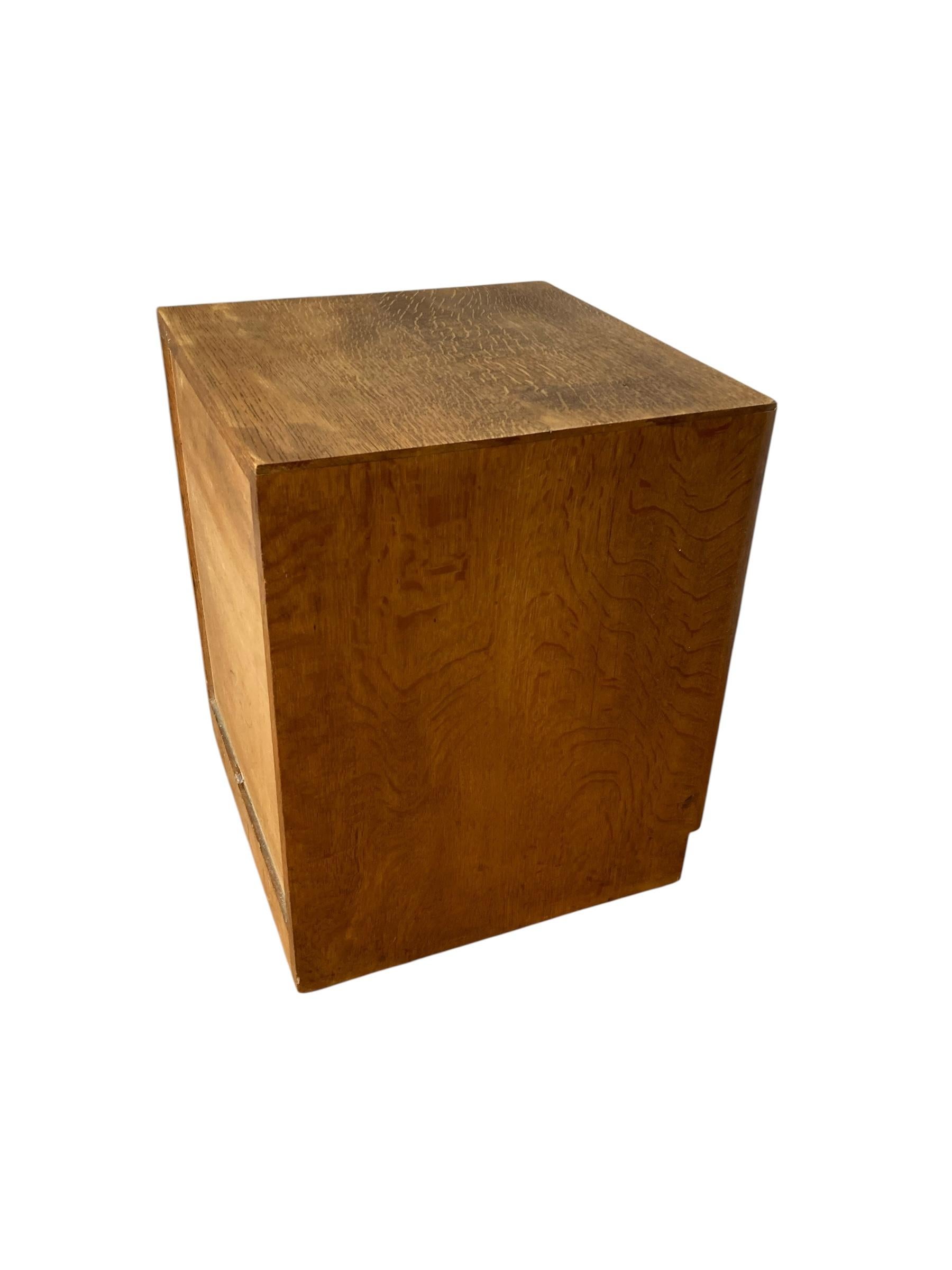 Mid Century Small Oak 3-Schubladen-Sockelkommode im Zustand „Gut“ im Angebot in Bishop's Stortford, GB