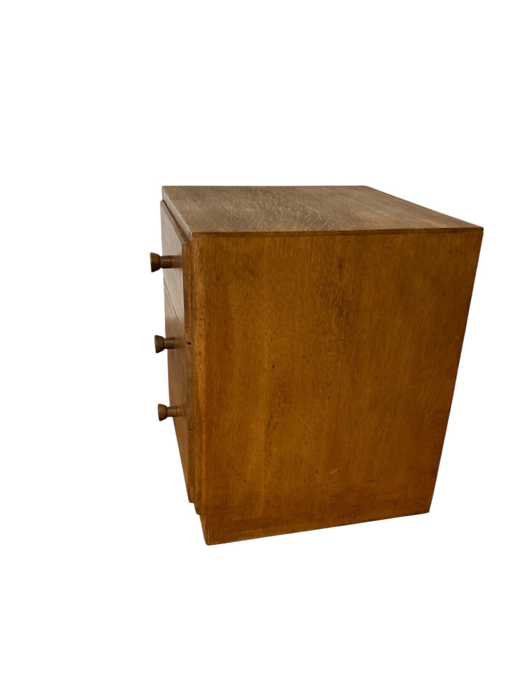 Mid Century Small Oak 3-Schubladen-Sockelkommode (20. Jahrhundert) im Angebot