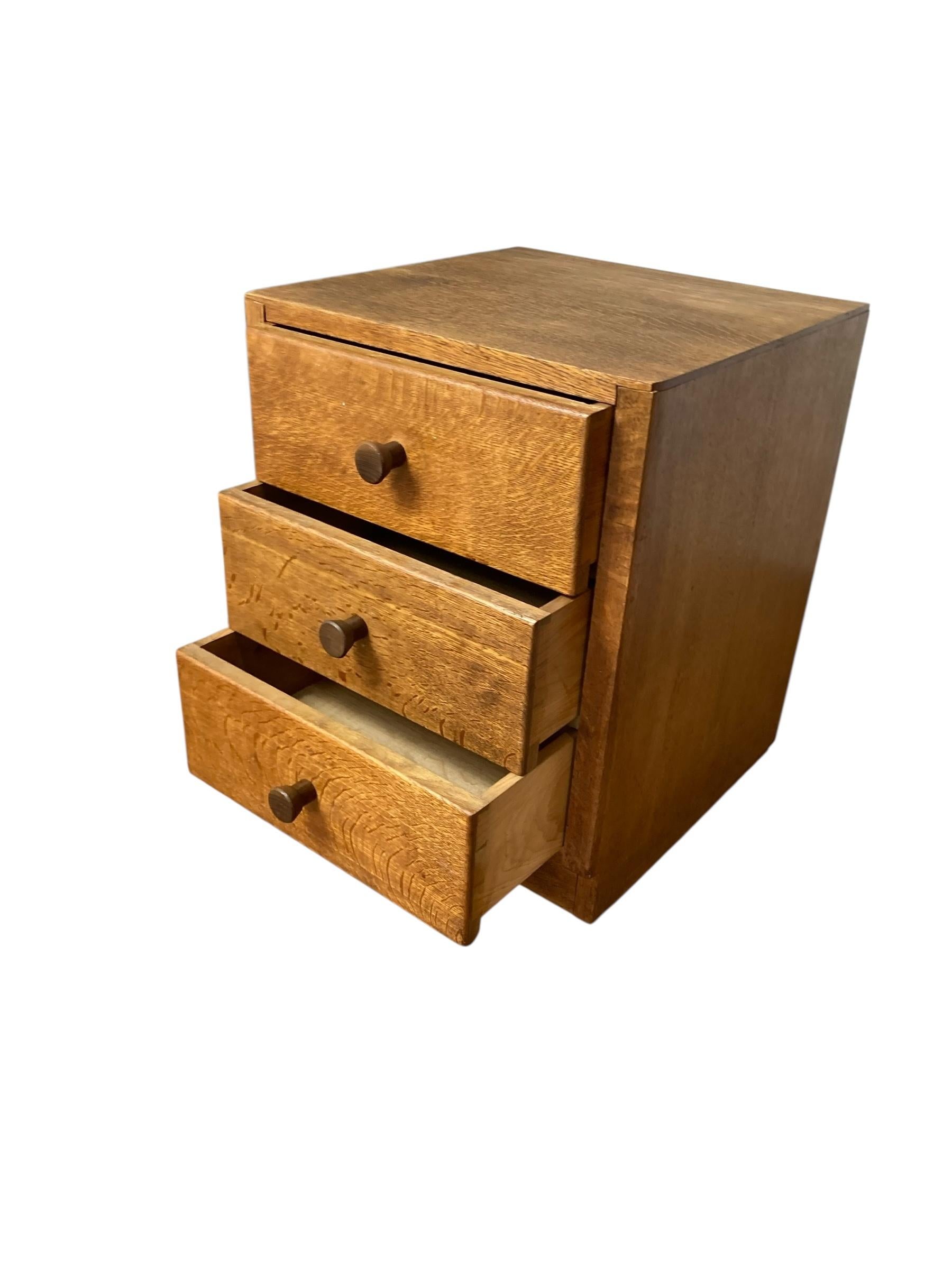 Mid Century Small Oak 3-Schubladen-Sockelkommode im Angebot 1