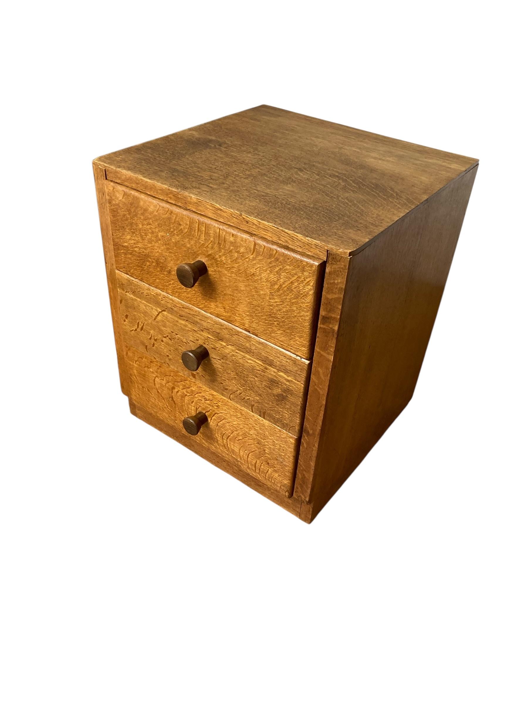 Mid Century Small Oak 3-Schubladen-Sockelkommode im Angebot 2