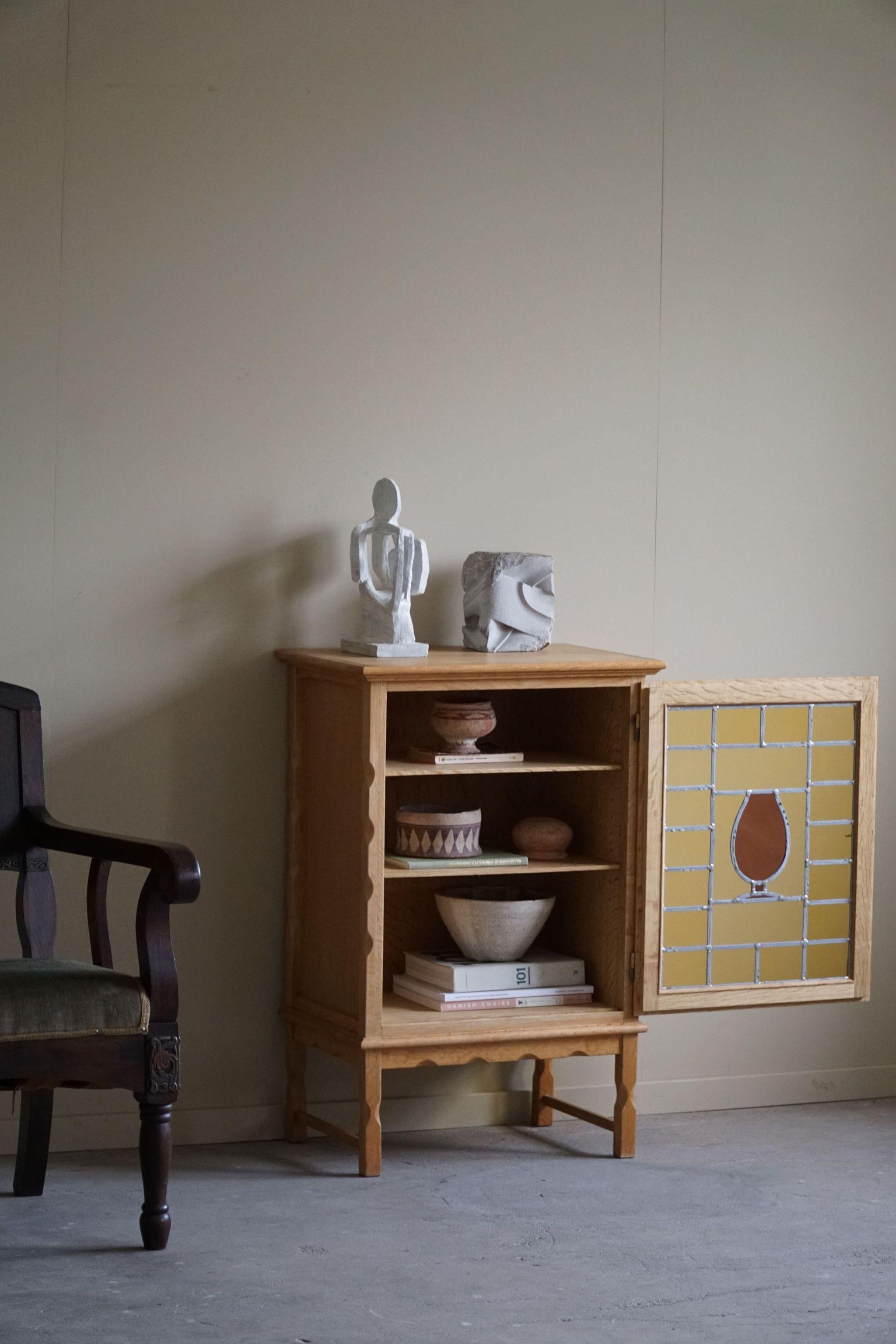 Kleiner Eichenholzschrank aus der Mitte des Jahrhunderts mit Glasfront, dänischer Schreiner, 1960er Jahre (Skandinavische Moderne) im Angebot