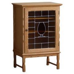 Petit cabinet en chêne avec façade en verre, ébéniste danois, années 1960