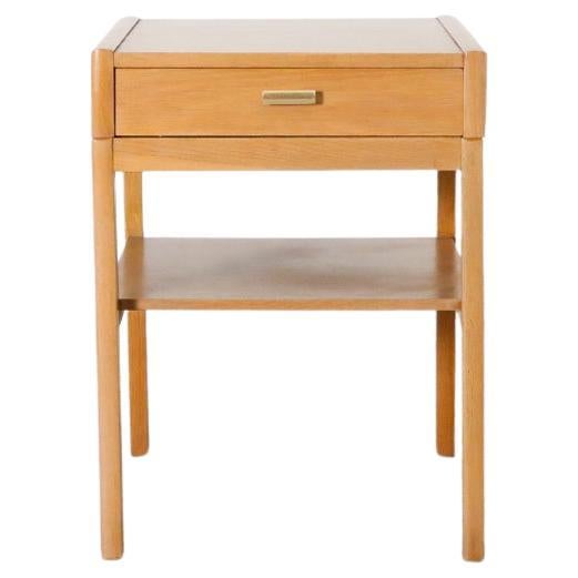 Mid-Century Kleiner Nachttisch aus Eiche mit unterer Ablage und Schublade mit babyblauem Boden