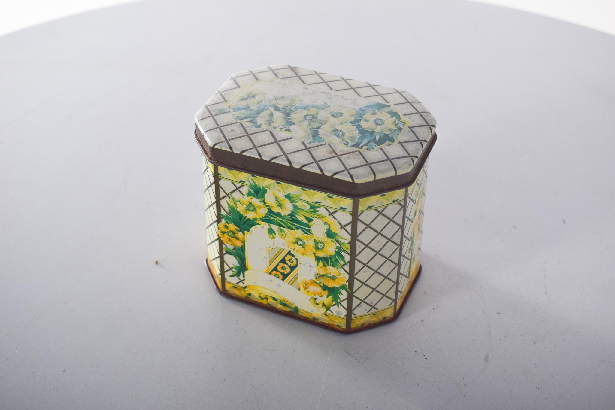 Mid-Century Modern Petite boîte octogonale du milieu du siècle en laiton en vente
