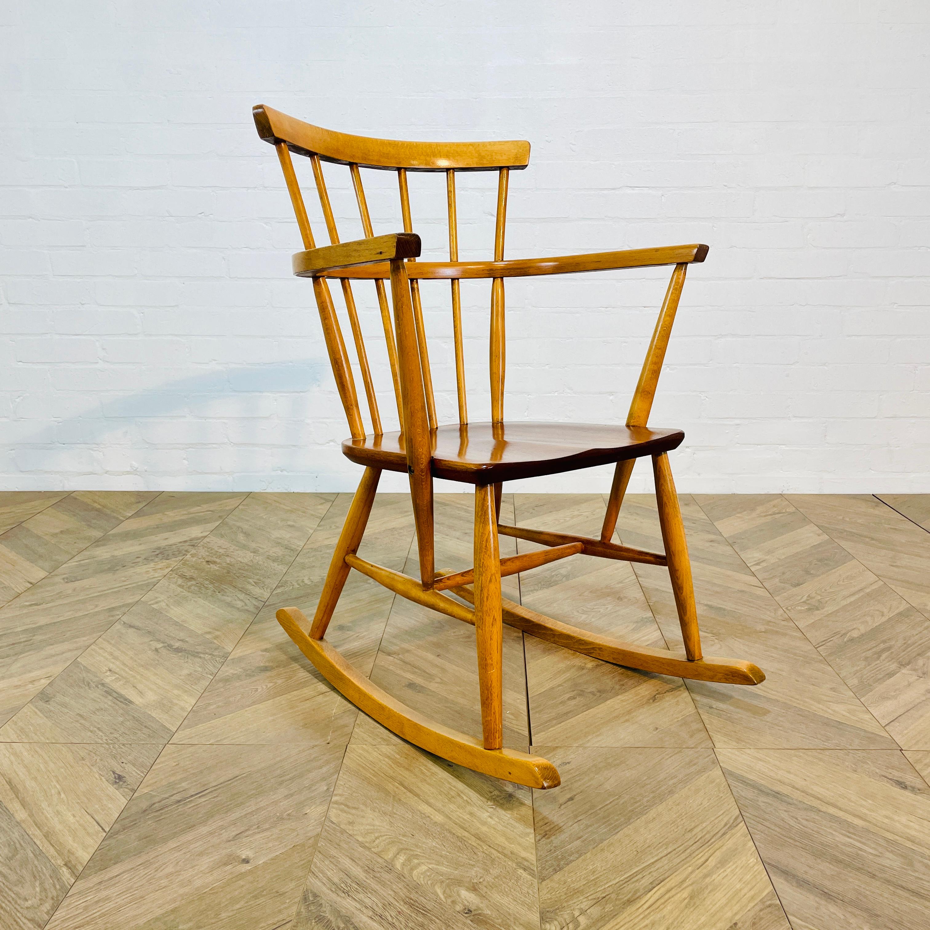 Milieu du XXe siècle Petit fauteuil à bascule du milieu du siècle, vers 1960 en vente
