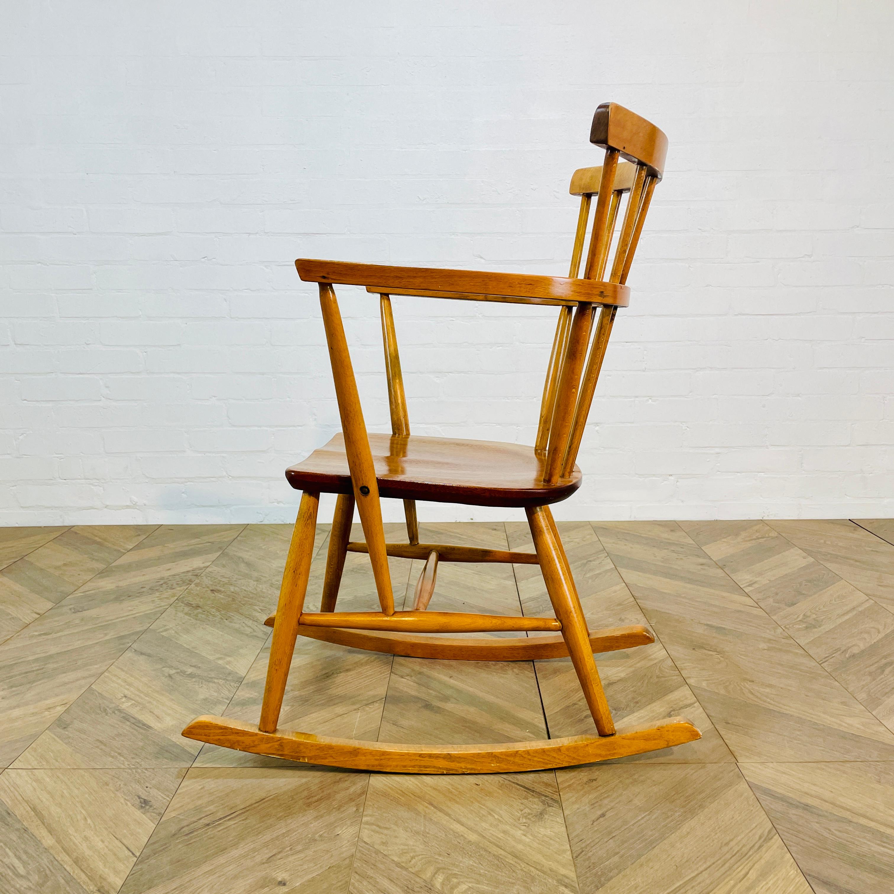 Hêtre Petit fauteuil à bascule du milieu du siècle, vers 1960 en vente