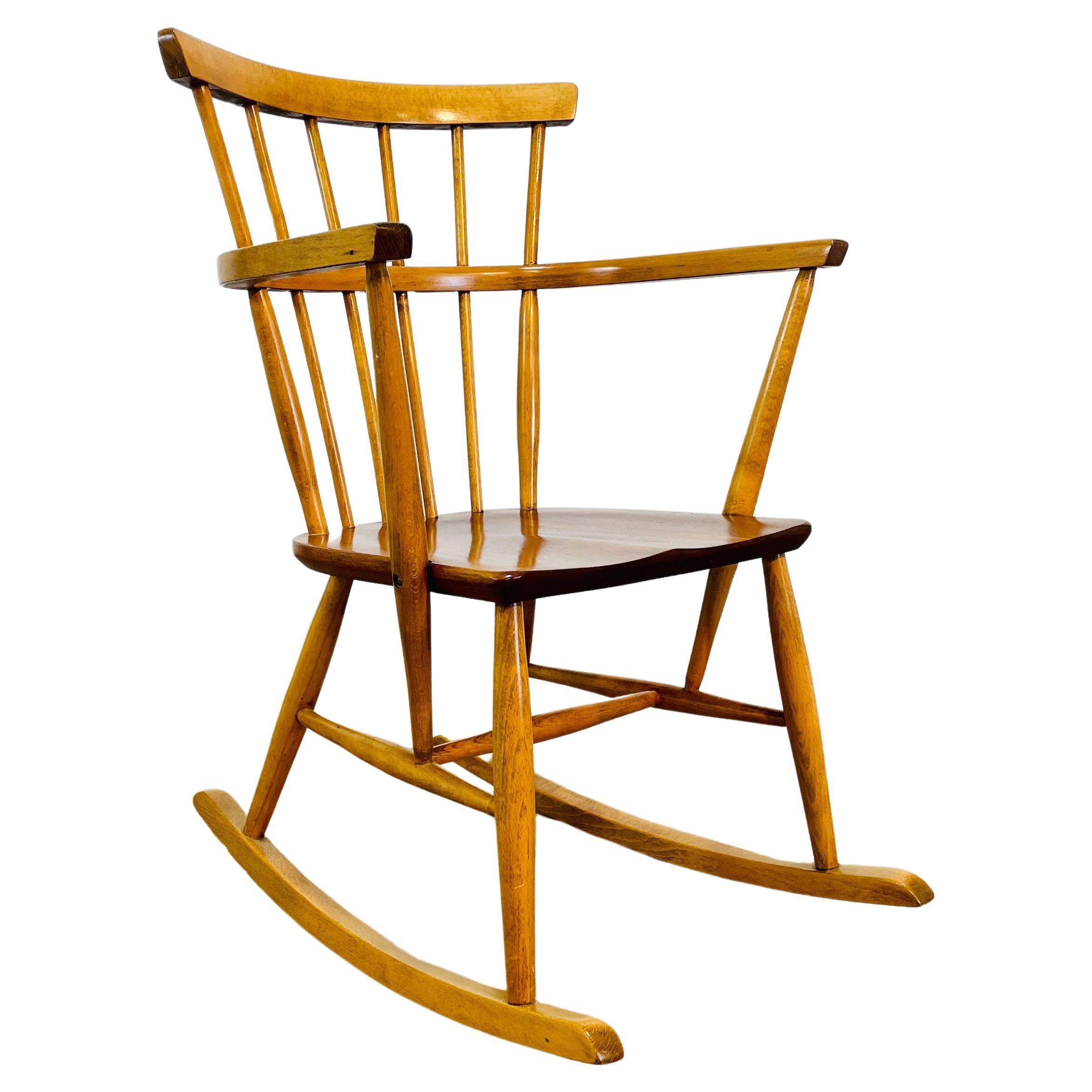 Petit fauteuil à bascule du milieu du siècle, vers 1960 en vente