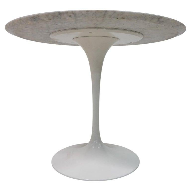 Milieu du XXe siècle Petite table à manger ronde du milieu du siècle dernier par Eero Saarinen pour Knoll International  en vente