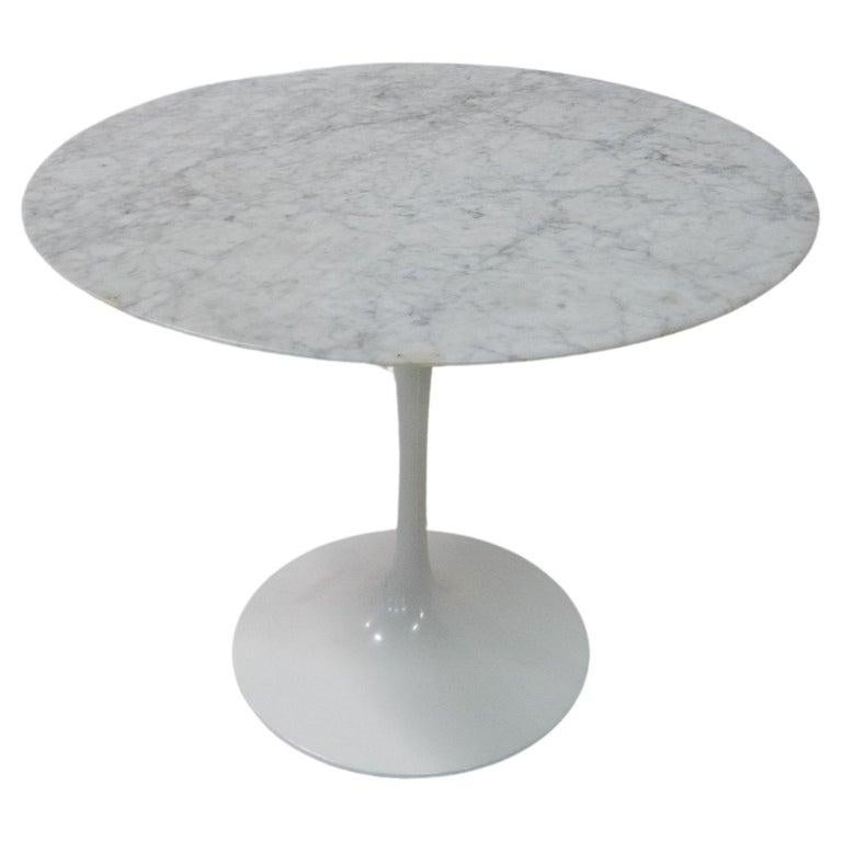 Marbre Petite table à manger ronde du milieu du siècle dernier par Eero Saarinen pour Knoll International  en vente