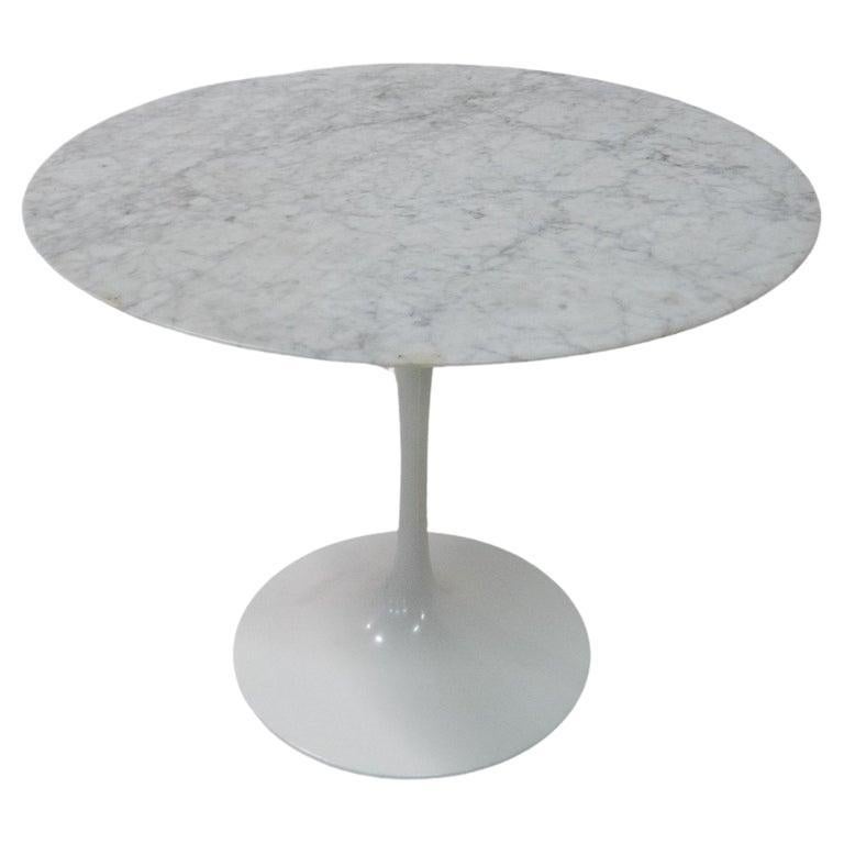 Petite table à manger ronde du milieu du siècle dernier par Eero Saarinen pour Knoll International  en vente