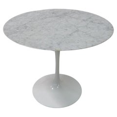 Mesa de comedor redonda pequeña de mediados de siglo de Eero Saarinen para Knoll International