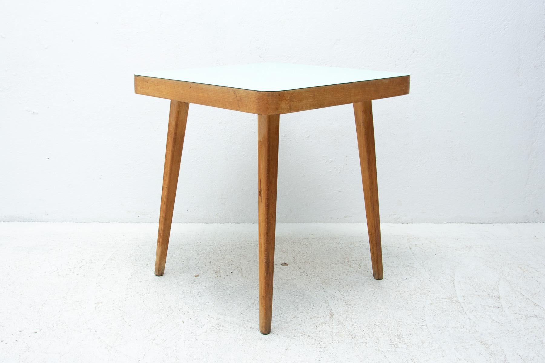 Mid century small color side table. Materials: formica, beechwood. Cool retro piece. In good Vintage condition, showing signs of age and using.

Dimensions: 60 x 65 x 60 cm (WxHxD).