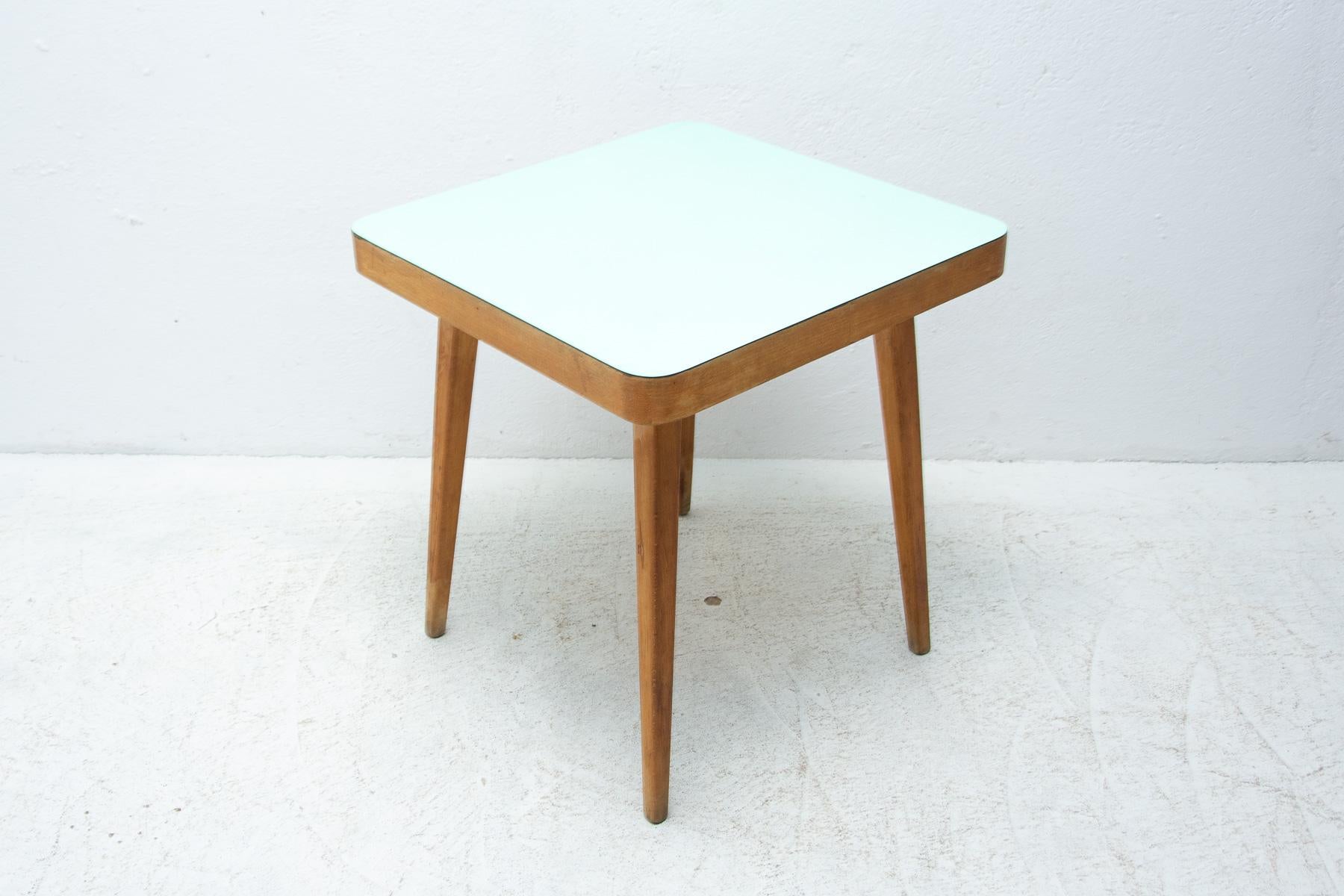 Mid-Century Modern Petite table d'appoint mi-siècle, années 1960, Tchécoslovaquie en vente