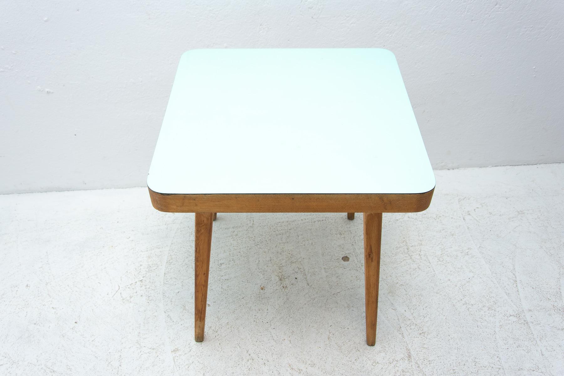 Formica Petite table d'appoint mi-siècle, années 1960, Tchécoslovaquie en vente