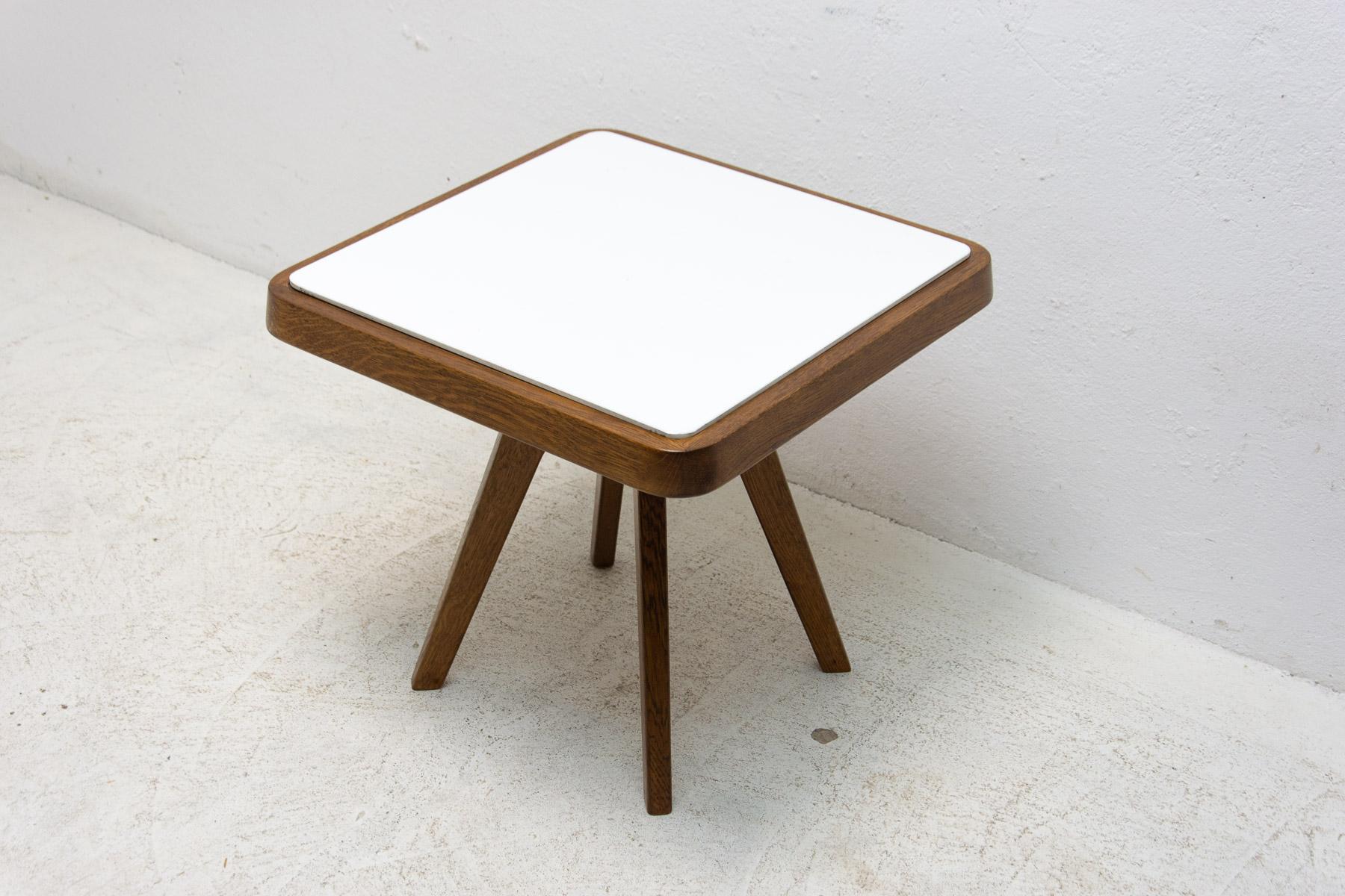 Petite table d'appoint ou tabouret du milieu du siècle par Krásna Jizba, années 1960 en vente 3