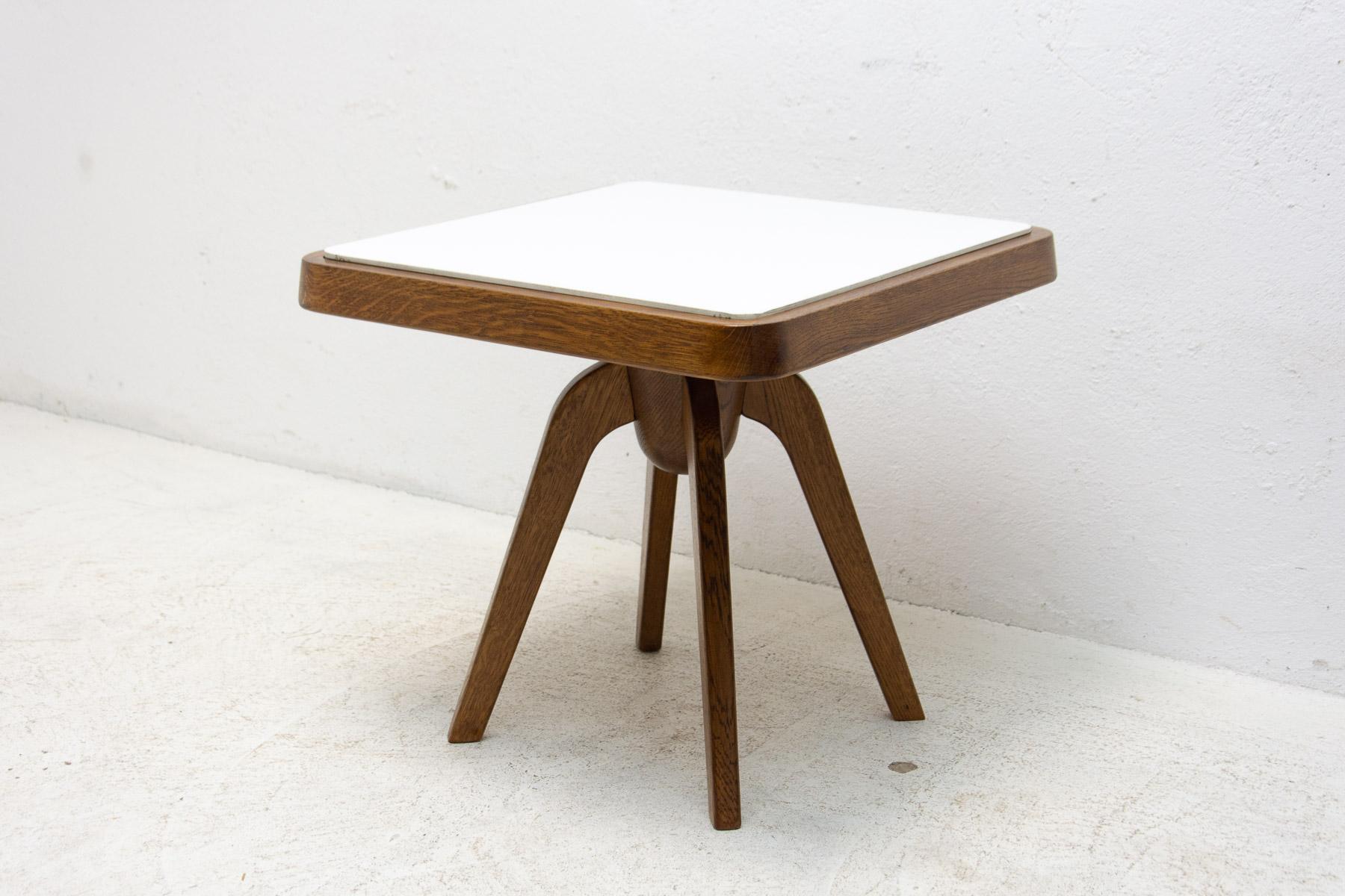Petite table d'appoint ou tabouret du milieu du siècle par Krásna Jizba, années 1960 en vente 4