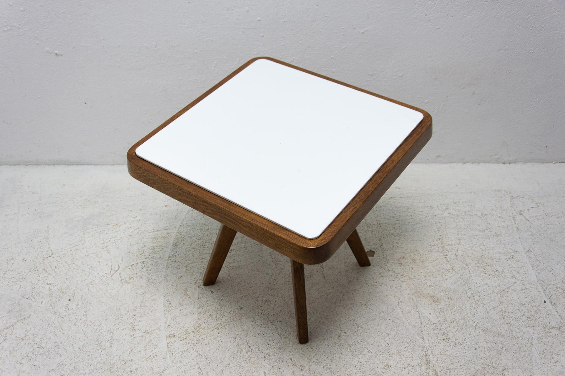 Tchèque Petite table d'appoint ou tabouret du milieu du siècle par Krásna Jizba, années 1960 en vente