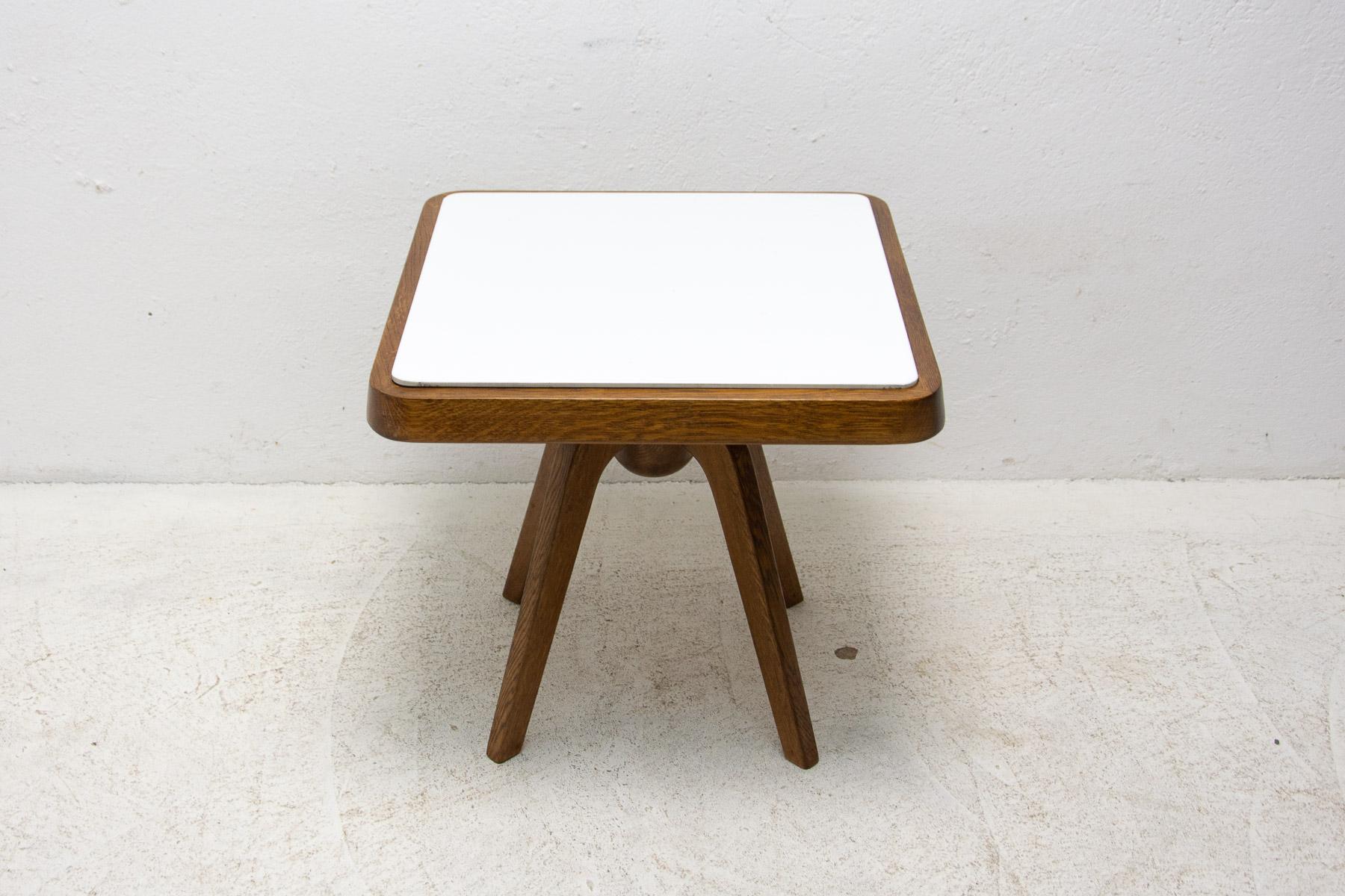 Petite table d'appoint ou tabouret du milieu du siècle par Krásna Jizba, années 1960 en vente 2