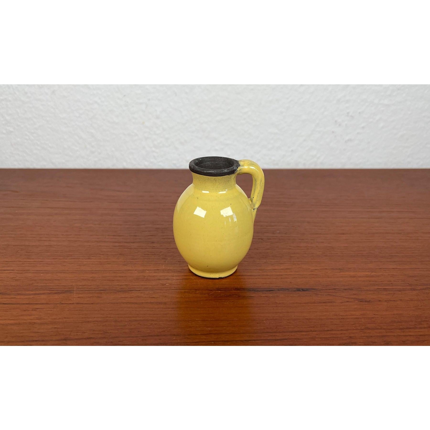 Vaso a caraffa in Studio Pottery di BKW Böttger Keramik Wandsbek, Amburgo, Germania, anni '60, in ottime condizioni. Progettato tra il 1960 e il 1969 Questo pezzo ha un marchio di attribuzione.

Informazioni aggiuntive:
Materiali: Ceramica
Colore: