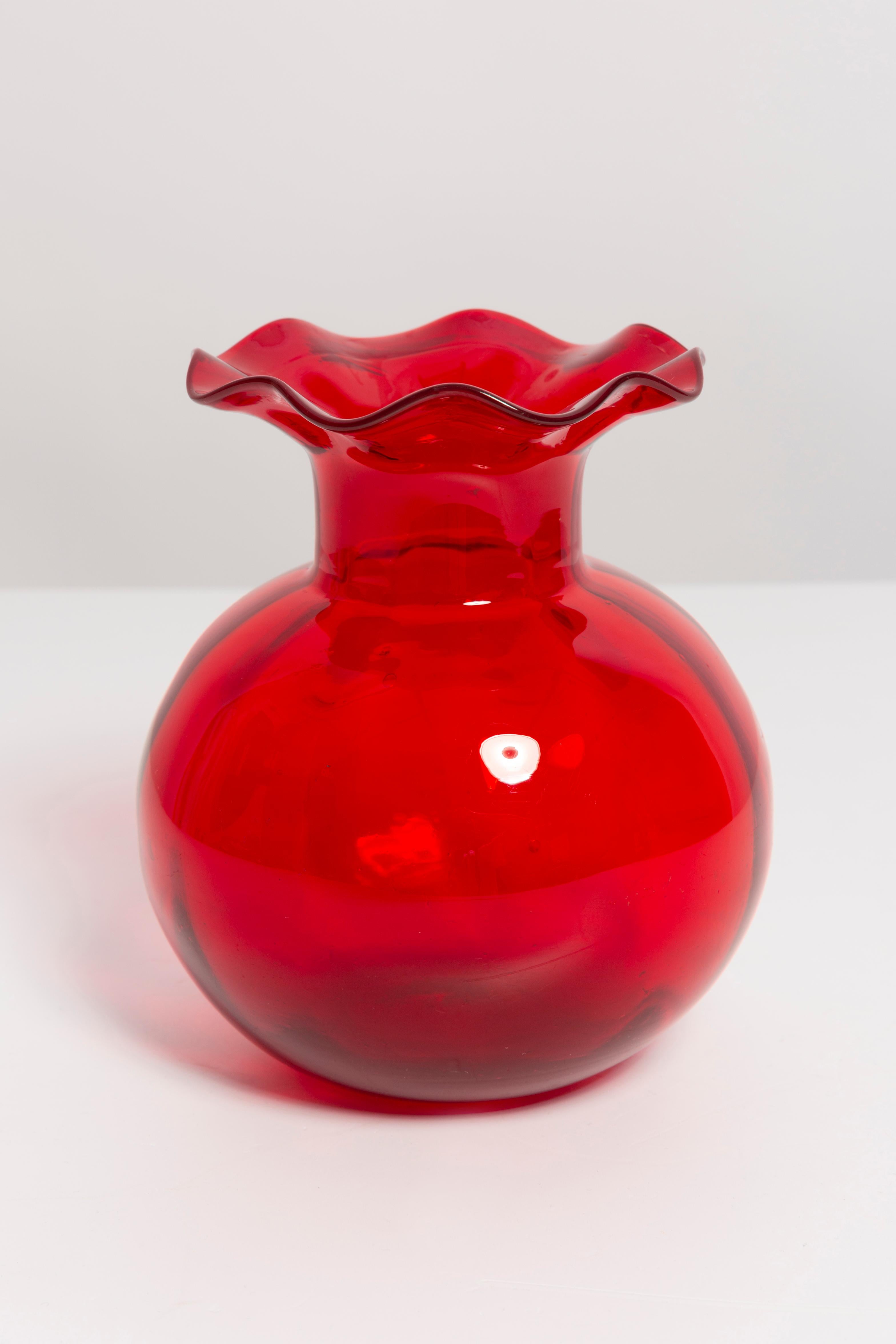 Red vase in amazing shape. Produced in 1960s in Poland.
Glass in perfect condition. The vase looks like it has just been taken out of the box.

No jags, defects etc. The outer relief surface, the inner smooth. Thick glass vase, massive.

 Only