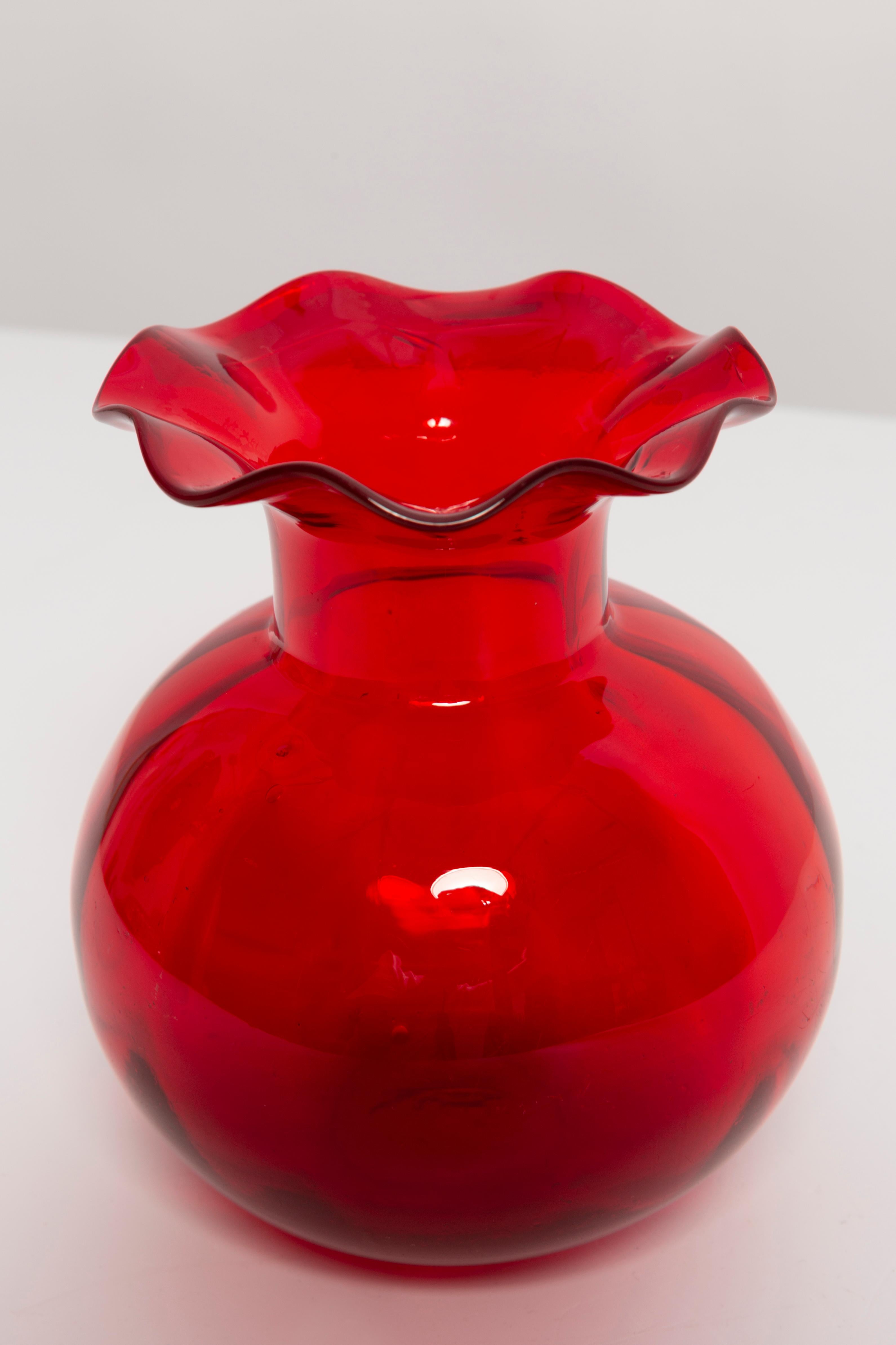 Kleine rote Vintage-Vase aus der Jahrhundertmitte, Polen, 1960er Jahre (Polnisch) im Angebot