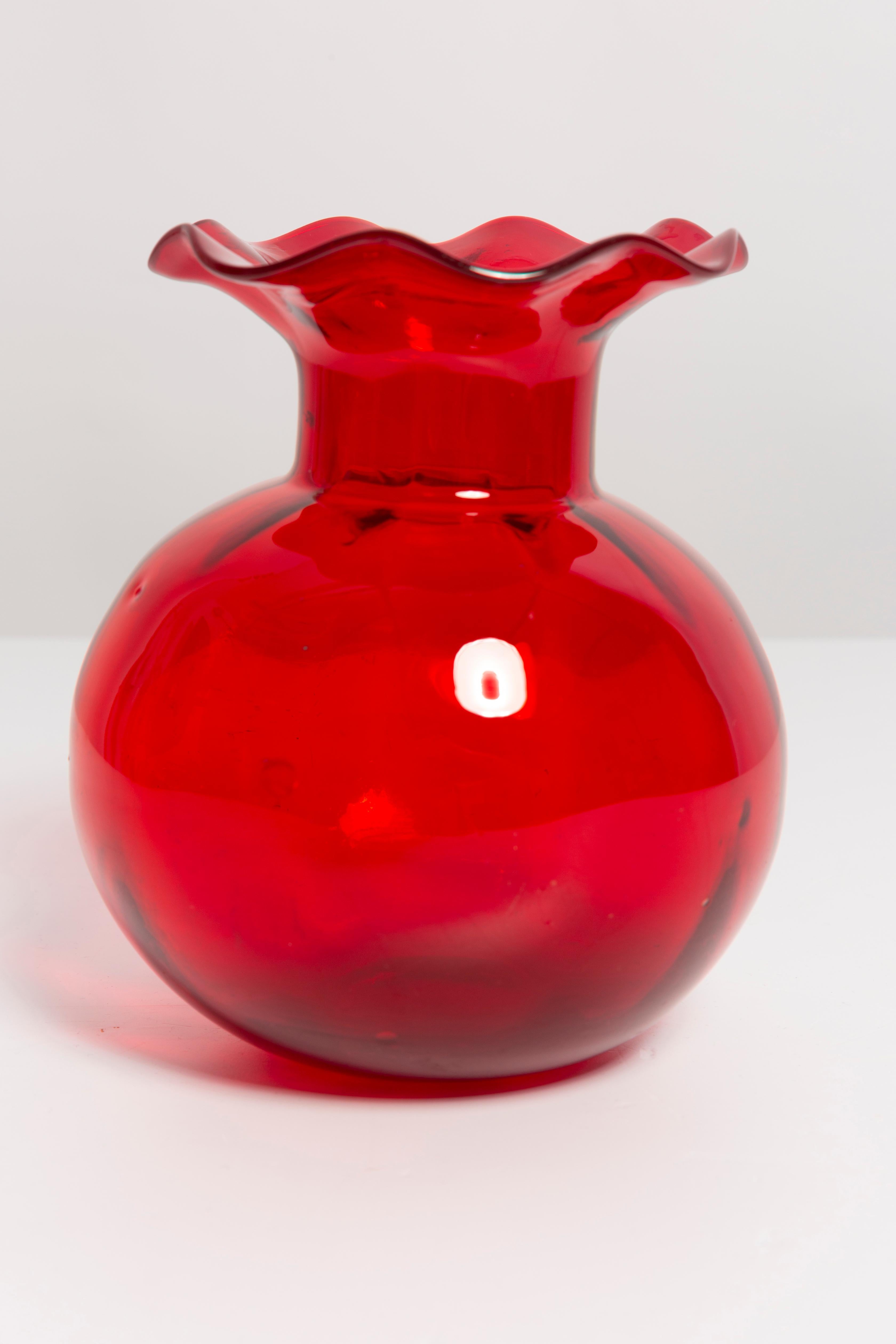 Mid-Century Small Vintage Red Vase, Poland, 1960s In Excellent Condition For Sale In 05-080 Hornowek, PL
