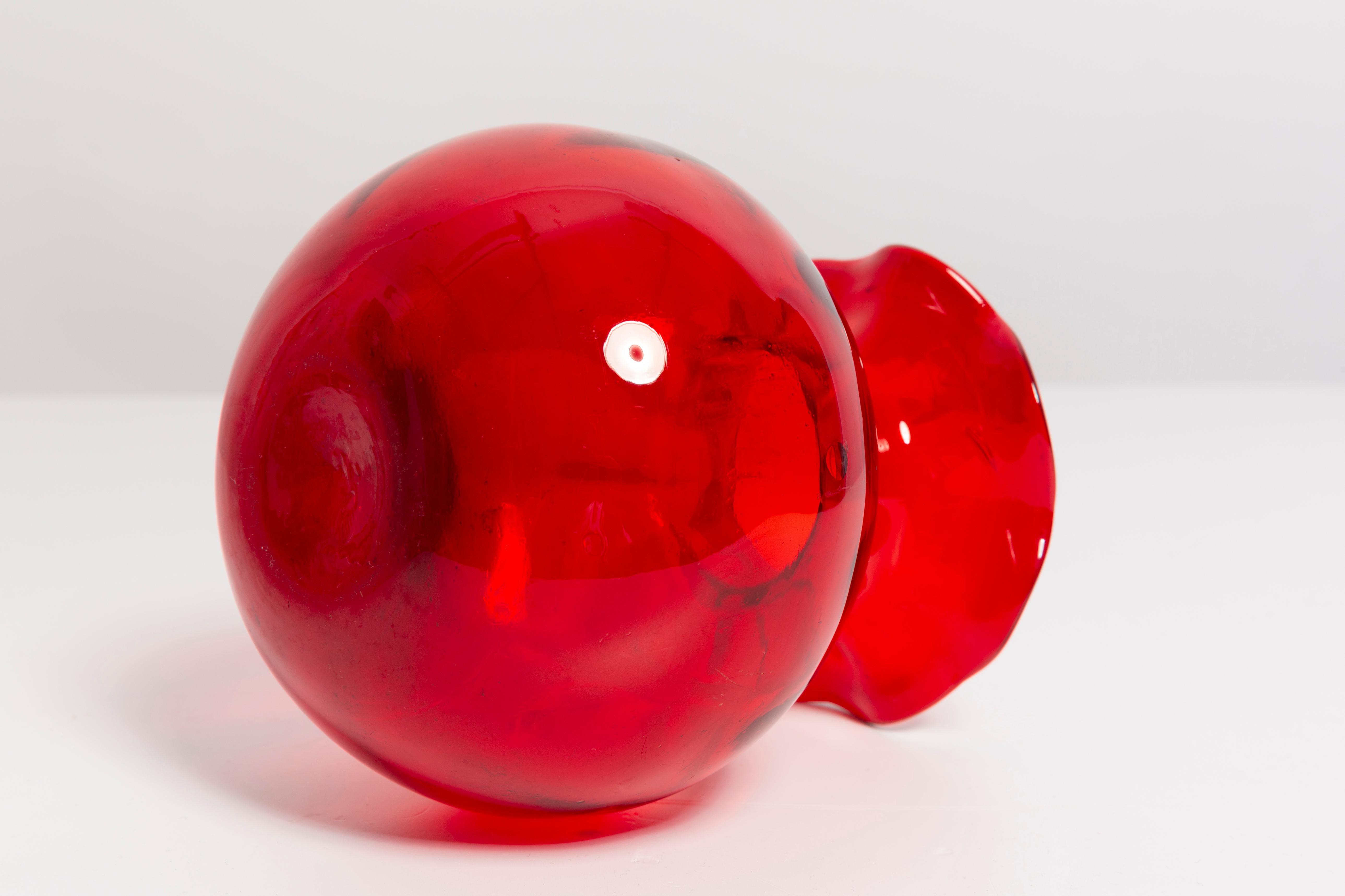 Verre Petit vase rouge vintage du milieu du siècle, Pologne, années 1960 en vente