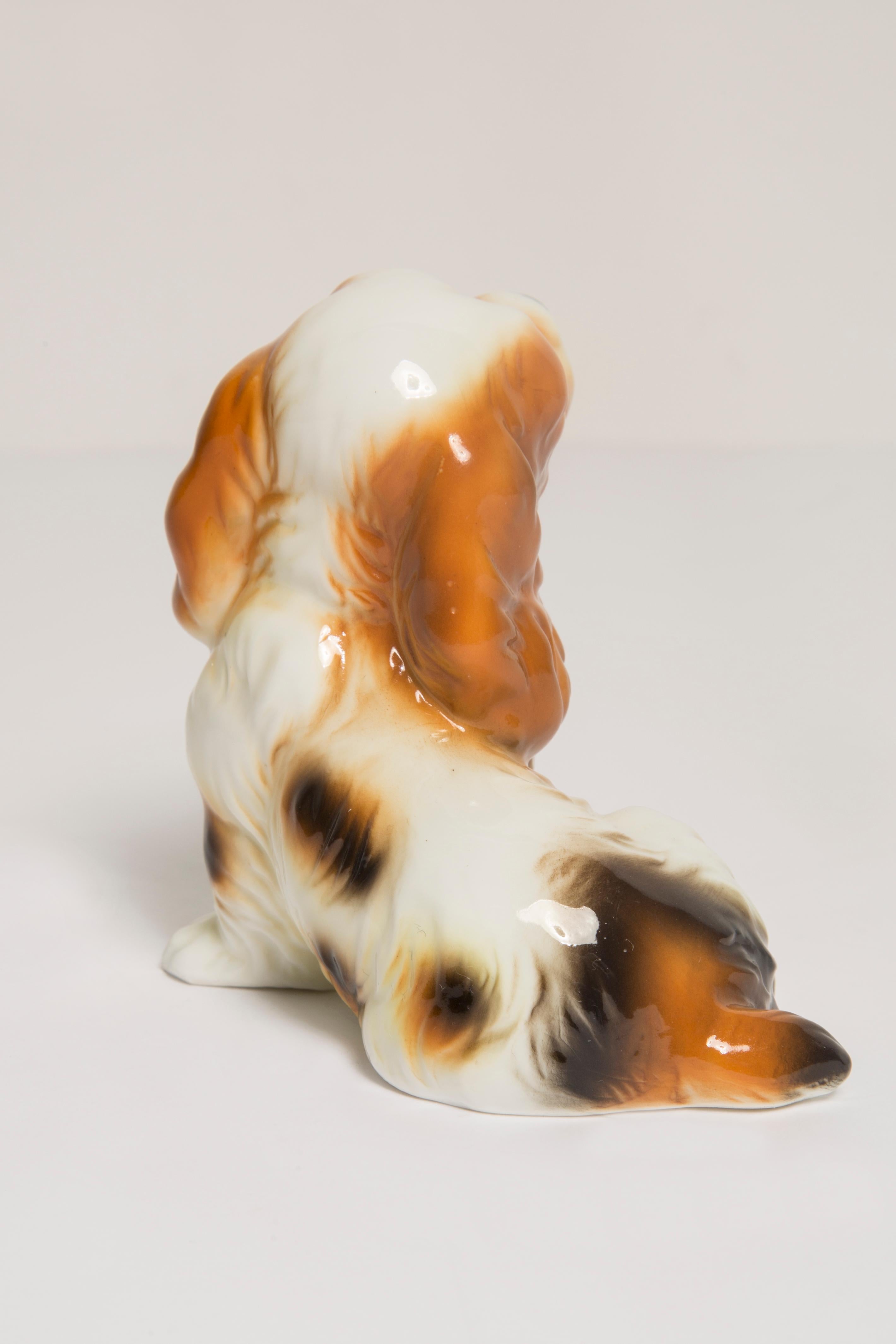 Midcentury Small White and Red Spaniel Dog Sculpture, Taiwan, 1960s For Sale 1