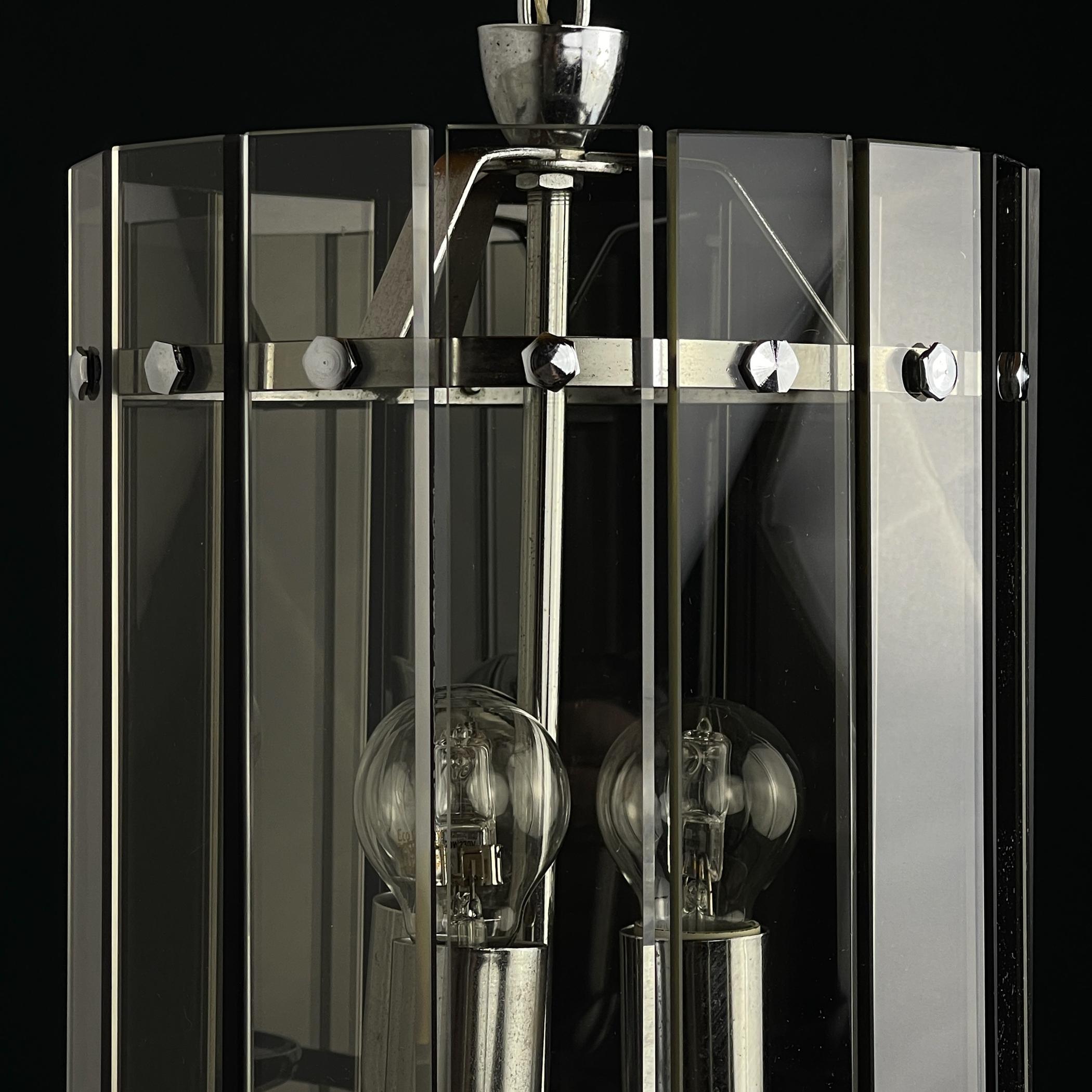 Schöne Pendelleuchte aus Kunstglas von Veca, hergestellt in Italien in den 1970er Jahren.

Die Lampe ist in sehr gutem Vintage-Zustand. Austausch der Verkabelung durch einen professionellen Elektriker.
Das Metall hat Patina.
Abmessungen:
Höhe: 32 cm