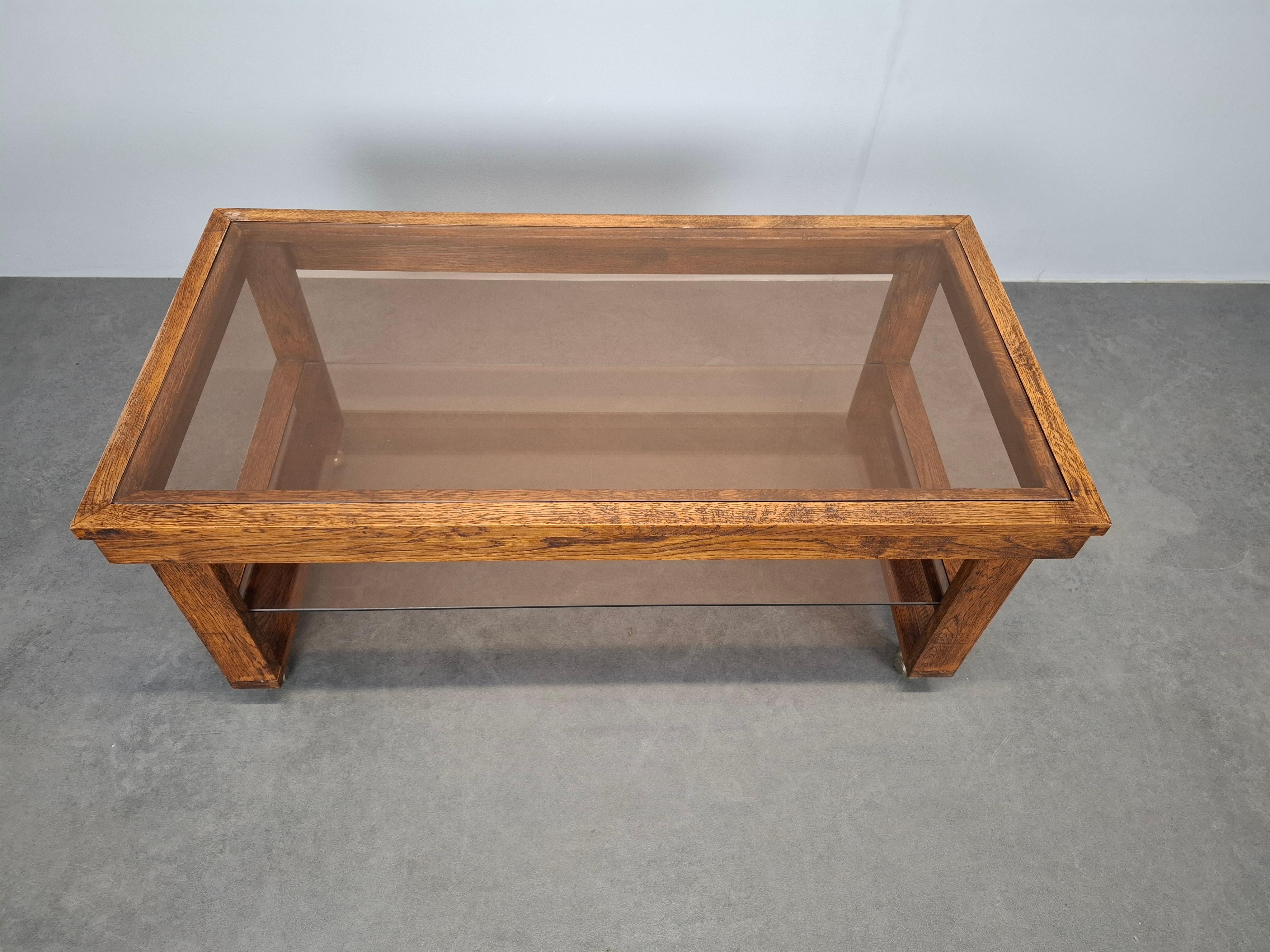 Mesa de centro sobre ruedas de madera y cristal ahumado de mediados de siglo, Checoslovaquia, 1980 en venta 4