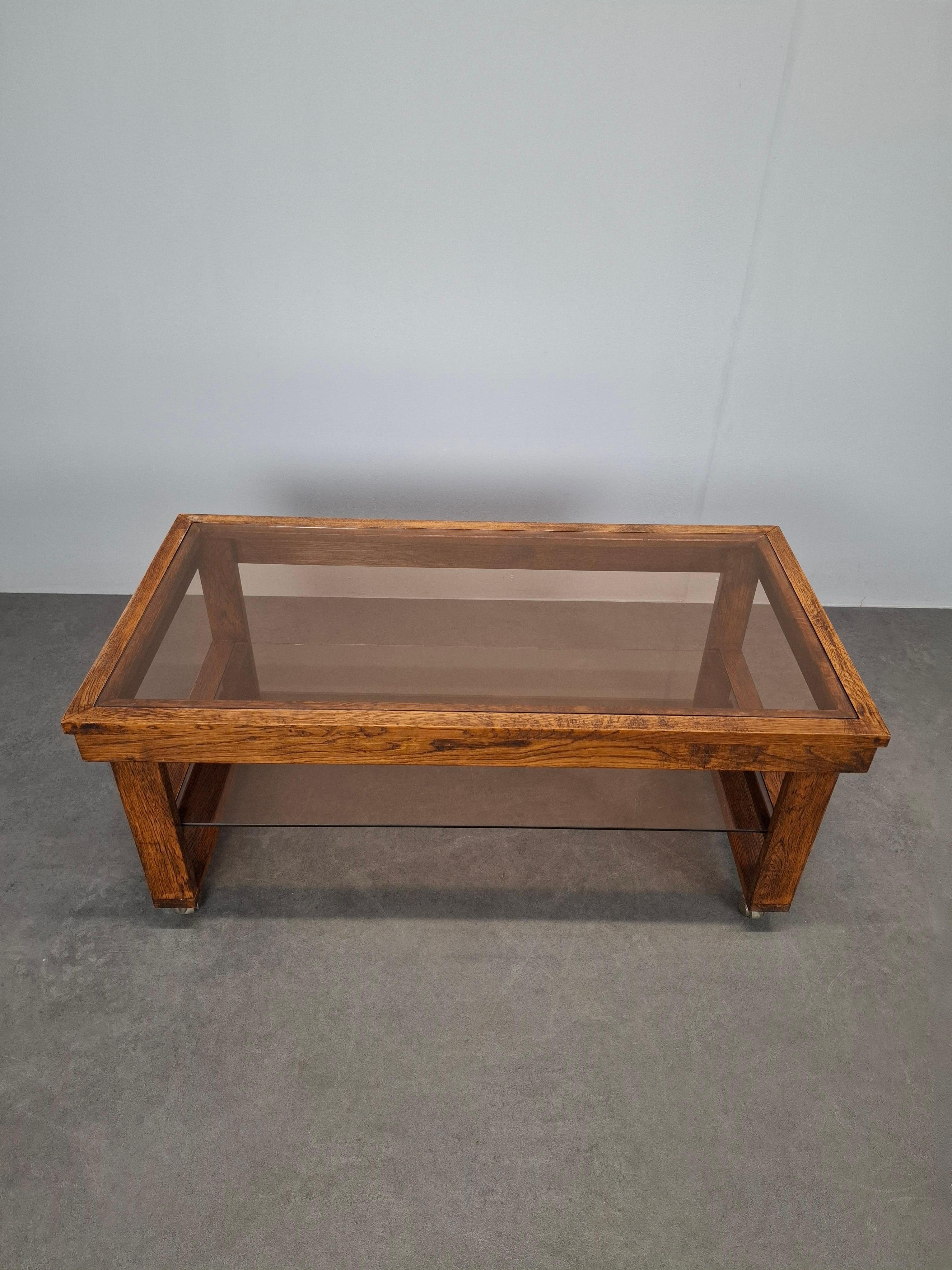 Mesa de centro sobre ruedas de madera y cristal ahumado de mediados de siglo, Checoslovaquia, 1980 en venta 5
