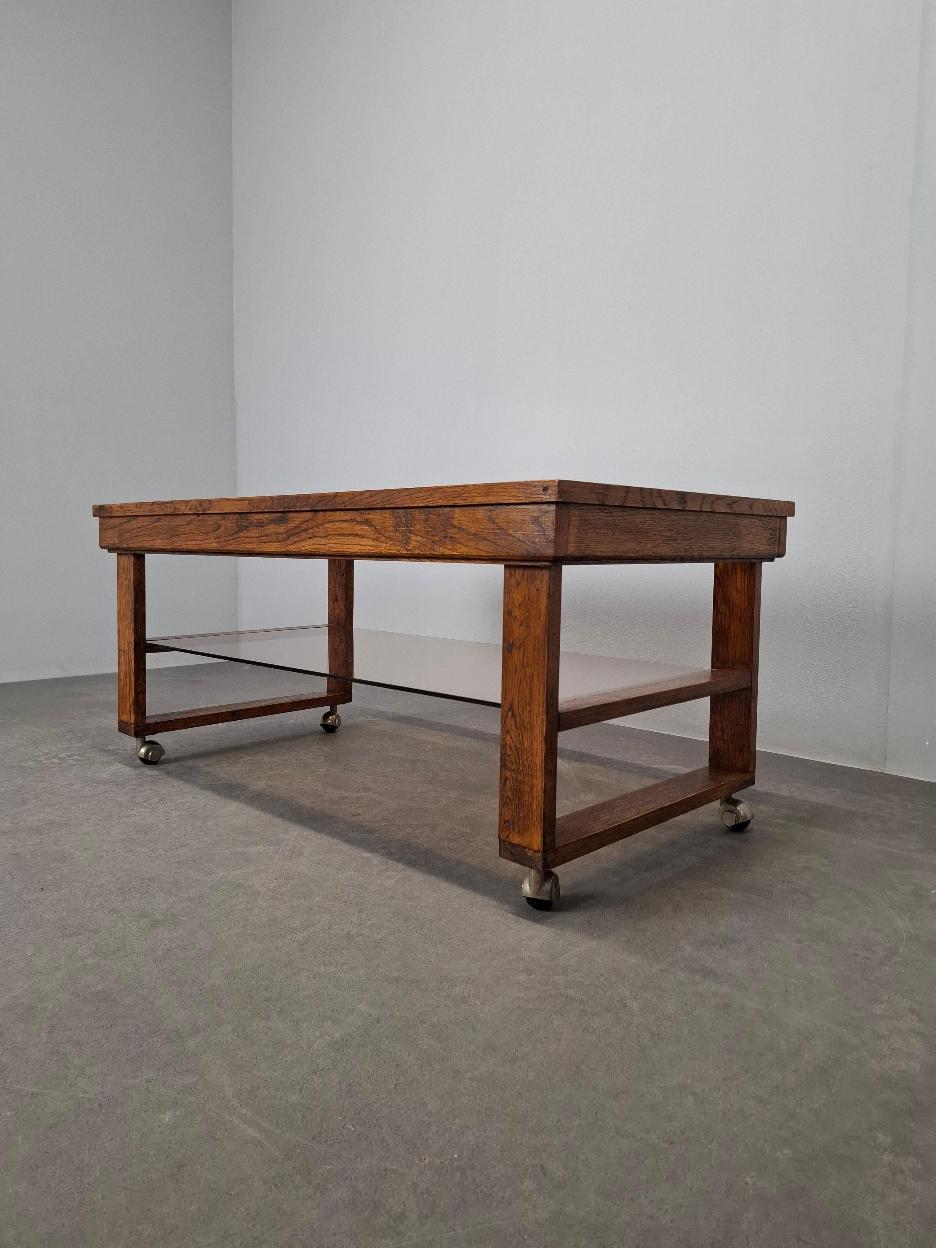 Mesa de centro sobre ruedas de madera y cristal ahumado de mediados de siglo, Checoslovaquia, 1980 en venta 6