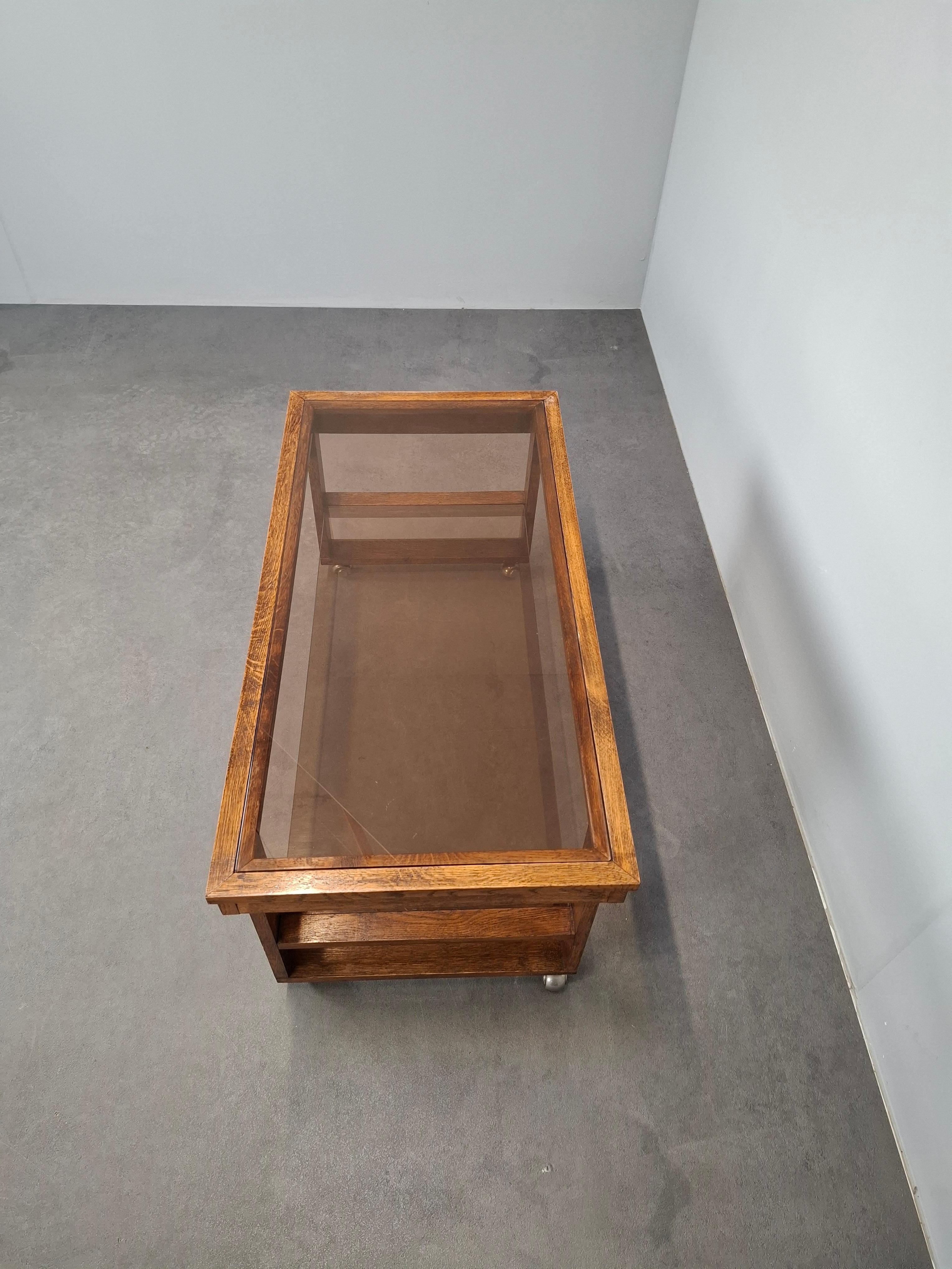 Mesa de centro sobre ruedas de madera y cristal ahumado de mediados de siglo, Checoslovaquia, 1980 en venta 7