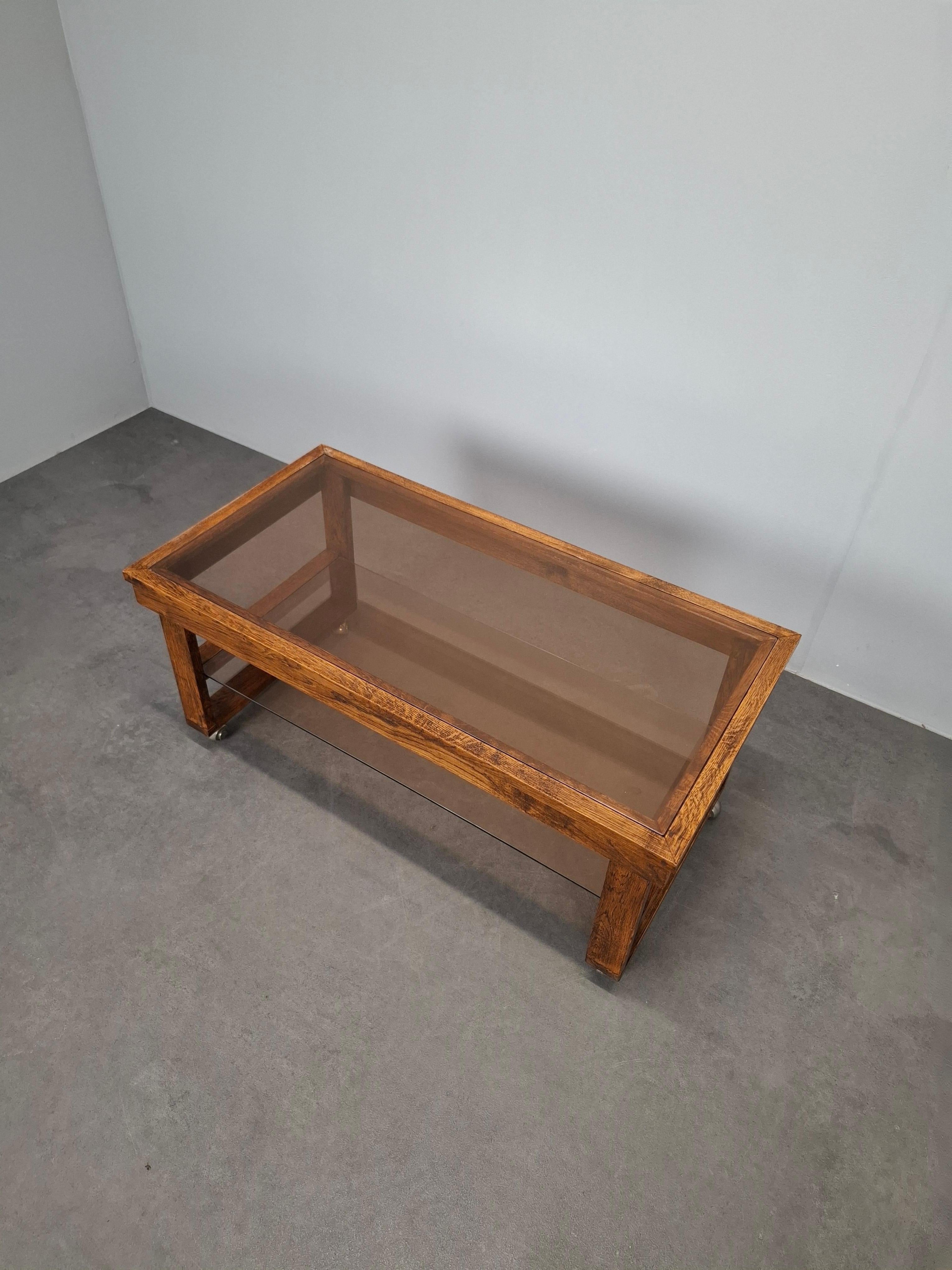 Mesa de centro sobre ruedas de madera y cristal ahumado de mediados de siglo, Checoslovaquia, 1980 en venta 8