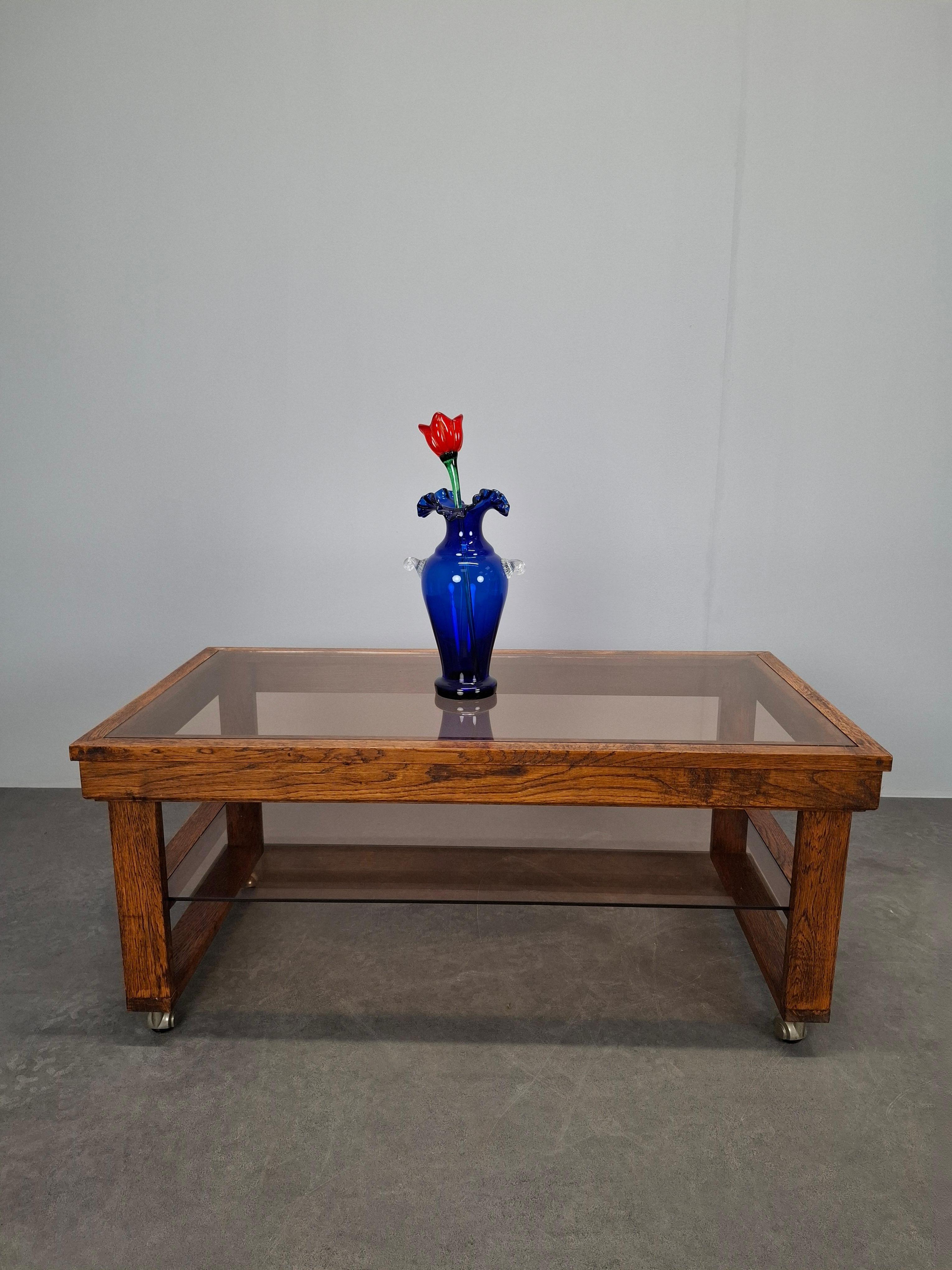 Mesa de centro sobre ruedas de madera y cristal ahumado de mediados de siglo, Checoslovaquia, 1980 en venta 9