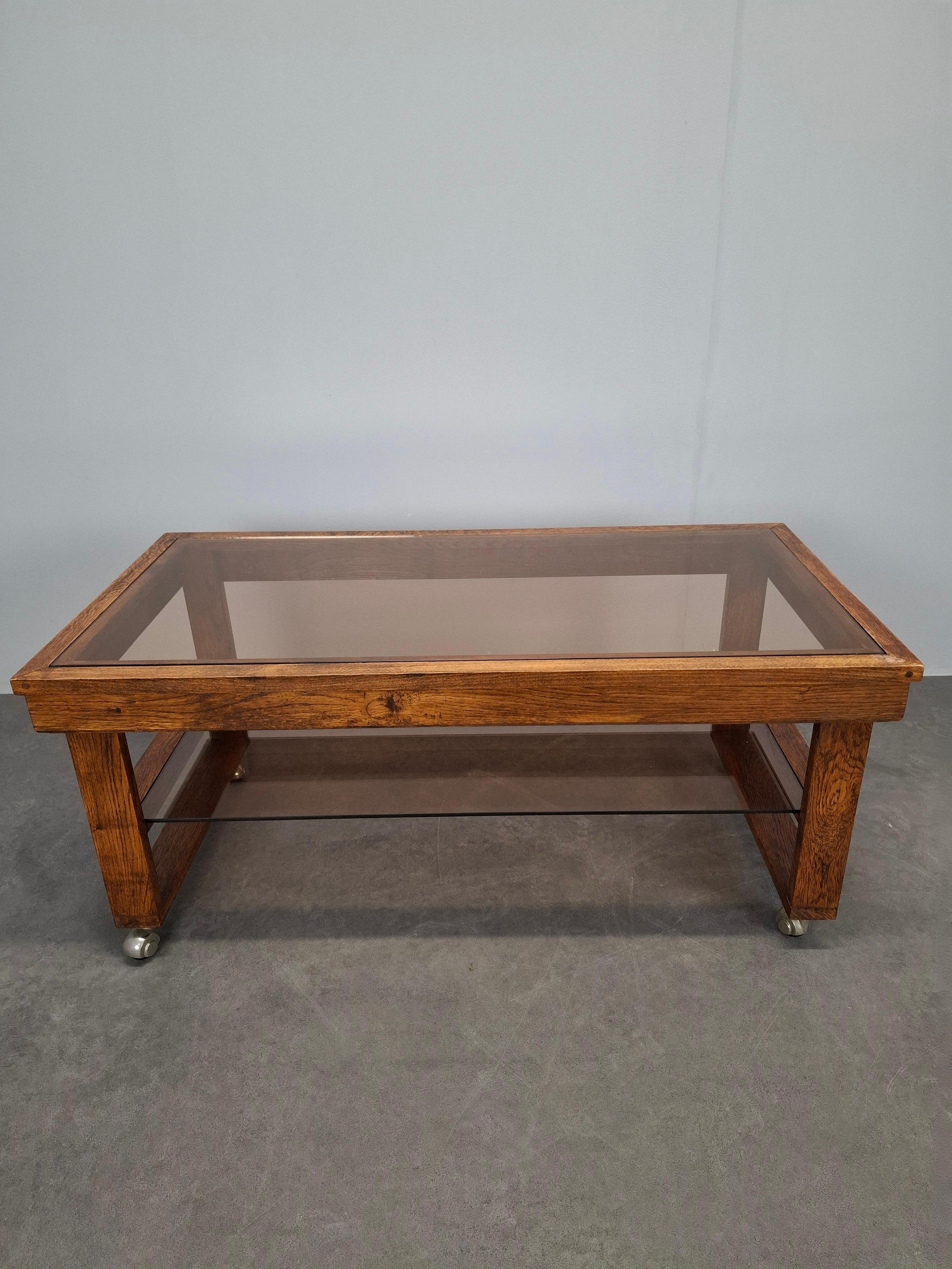 Mesa de centro sobre ruedas de madera y cristal ahumado de mediados de siglo, Checoslovaquia, 1980 en venta 10