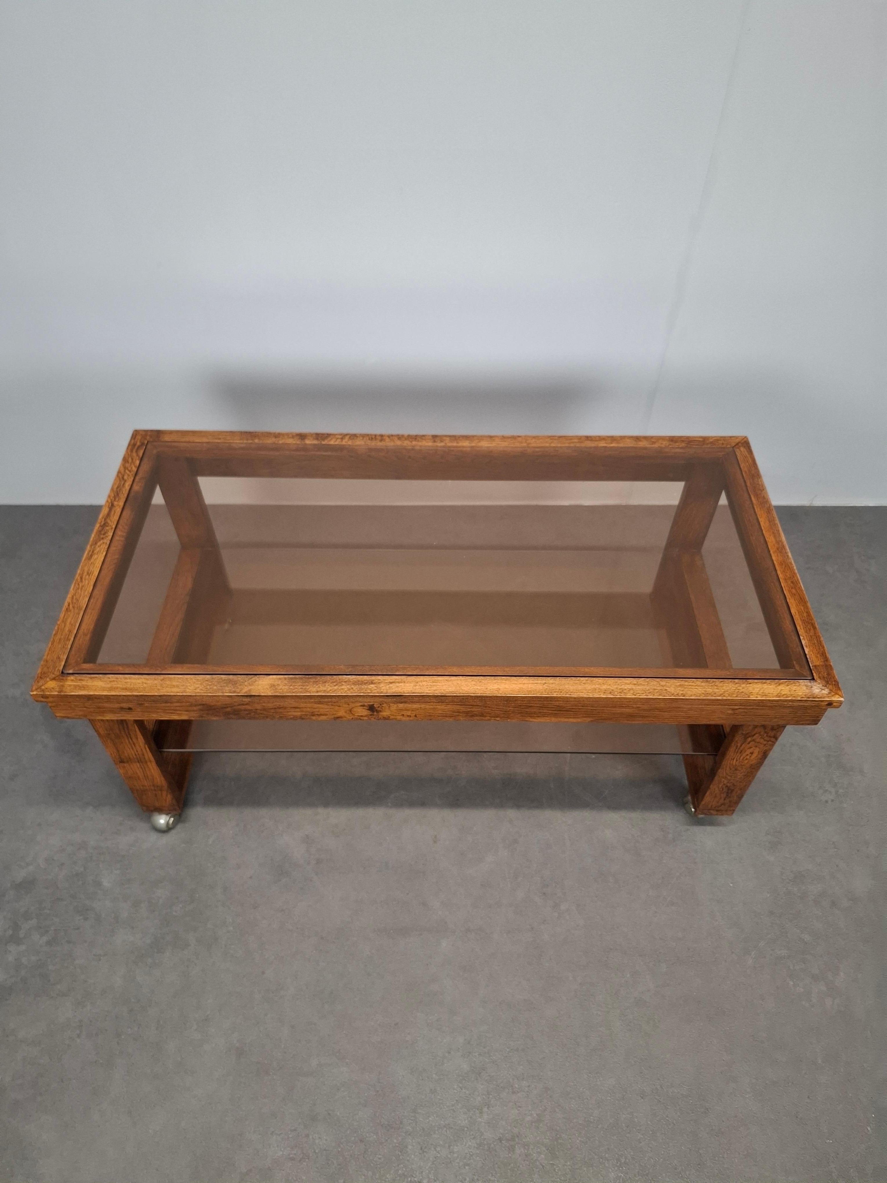 Mesa de centro sobre ruedas de madera y cristal ahumado de mediados de siglo, Checoslovaquia, 1980 en venta 11