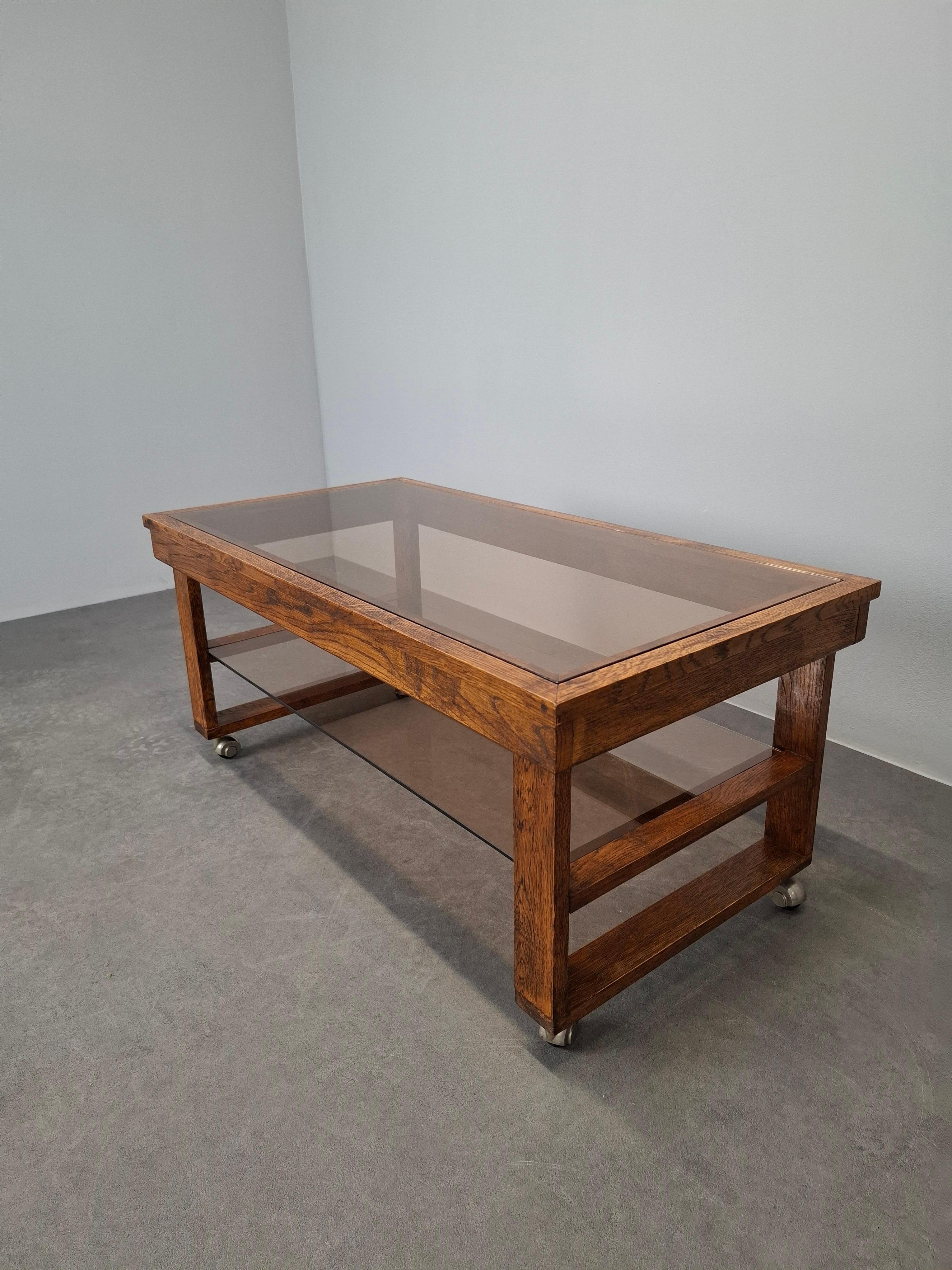 Mesa de centro sobre ruedas de madera y cristal ahumado de mediados de siglo, Checoslovaquia, 1980 Moderno de mediados de siglo en venta