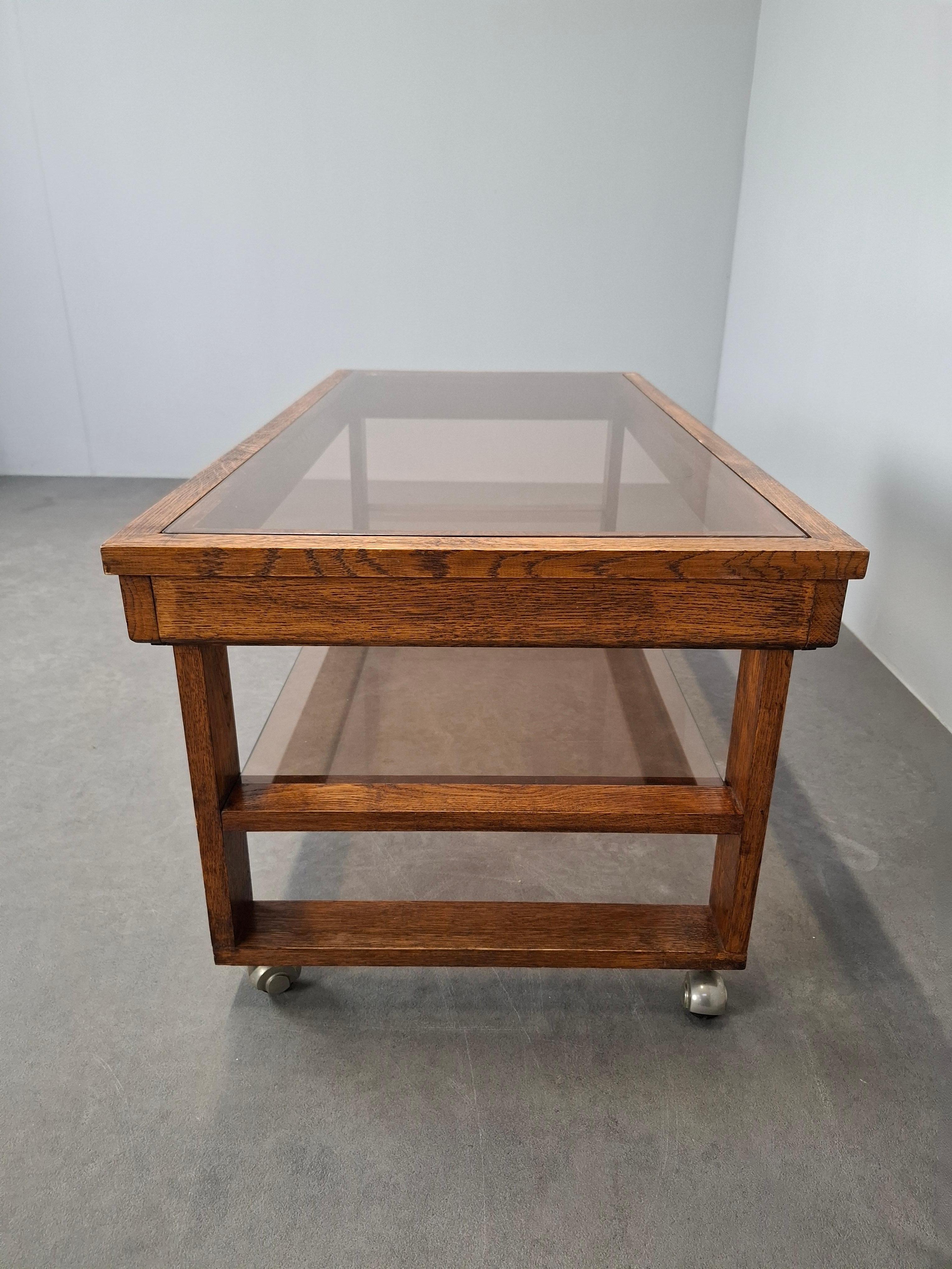 Mesa de centro sobre ruedas de madera y cristal ahumado de mediados de siglo, Checoslovaquia, 1980 en Bueno estado para la venta en Praha, CZ