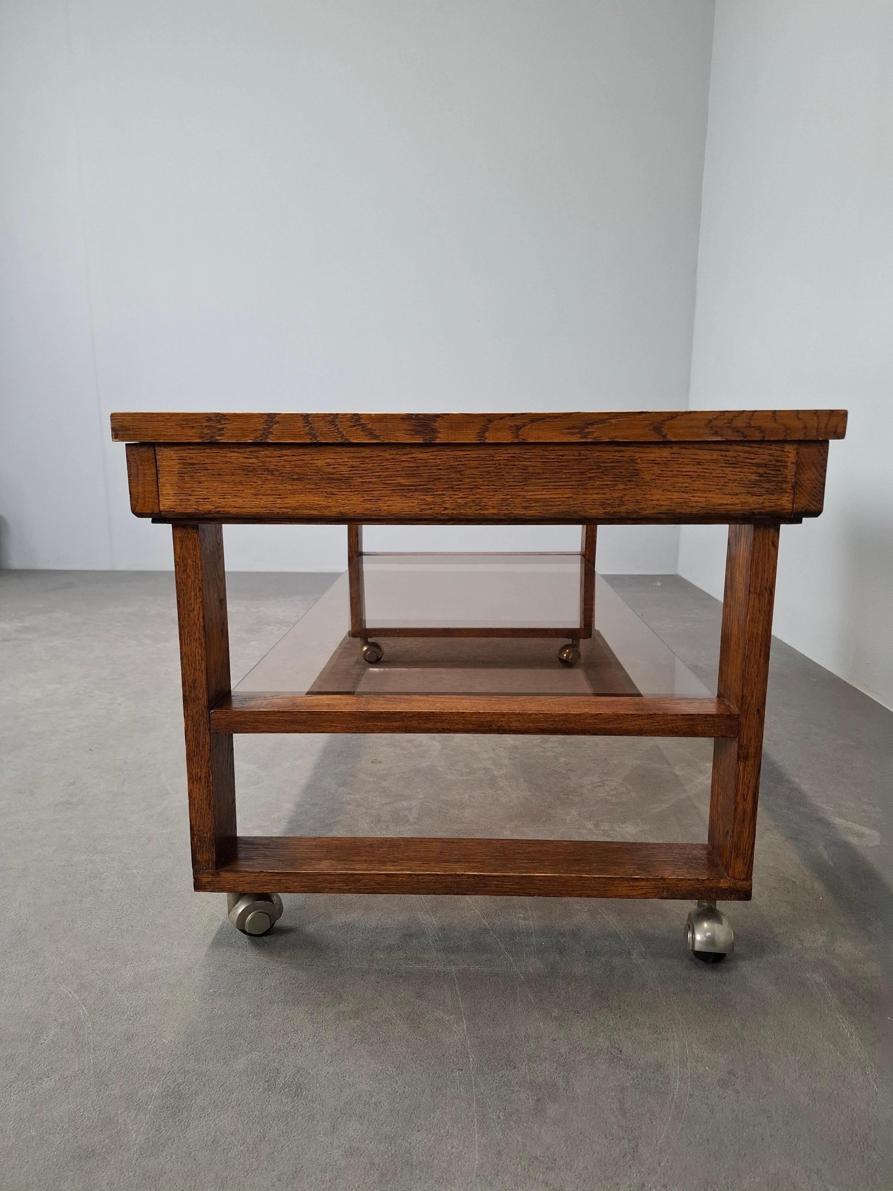 Mesa de centro sobre ruedas de madera y cristal ahumado de mediados de siglo, Checoslovaquia, 1980 finales del siglo XX en venta