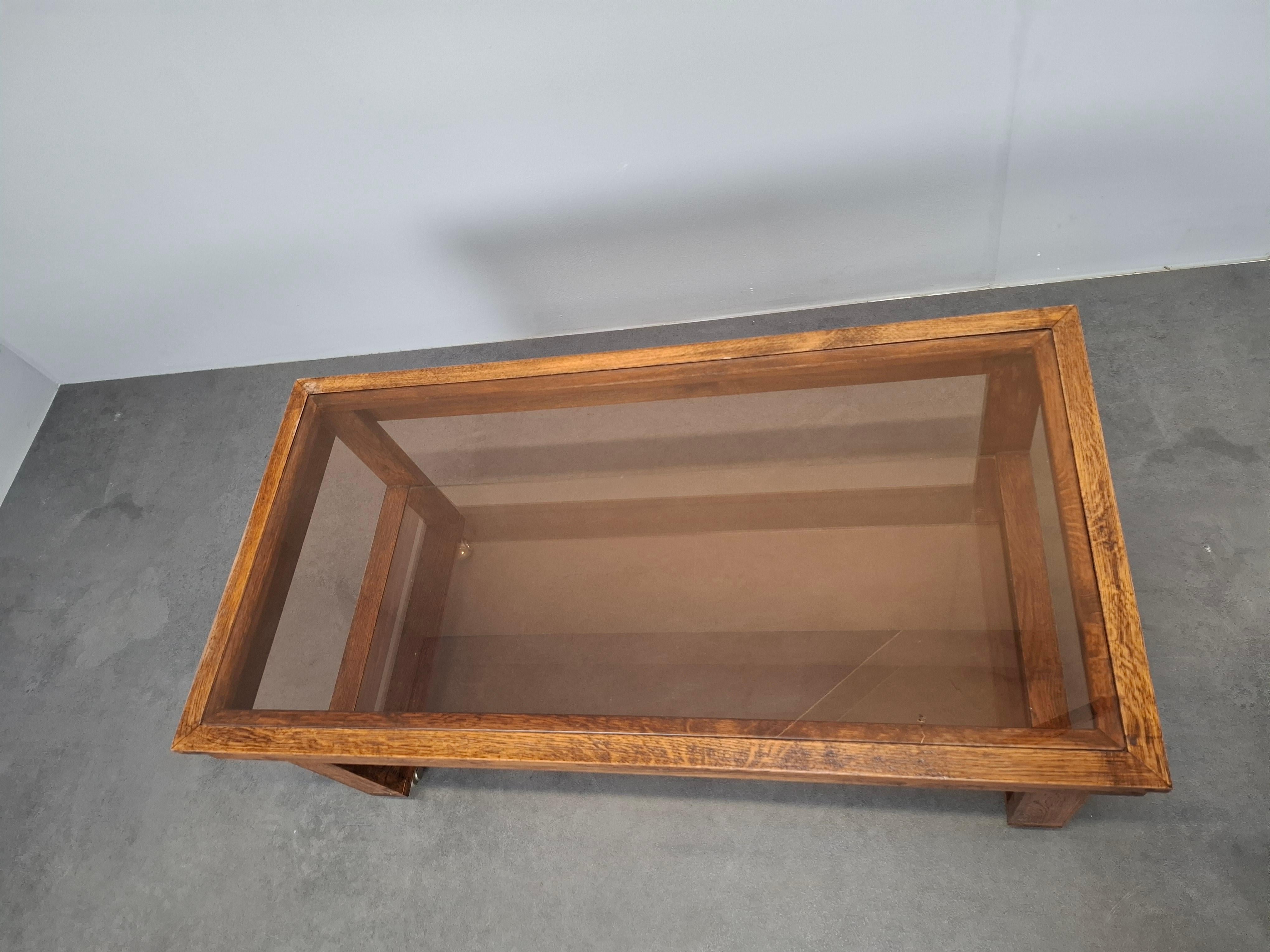 Mesa de centro sobre ruedas de madera y cristal ahumado de mediados de siglo, Checoslovaquia, 1980 Metal en venta