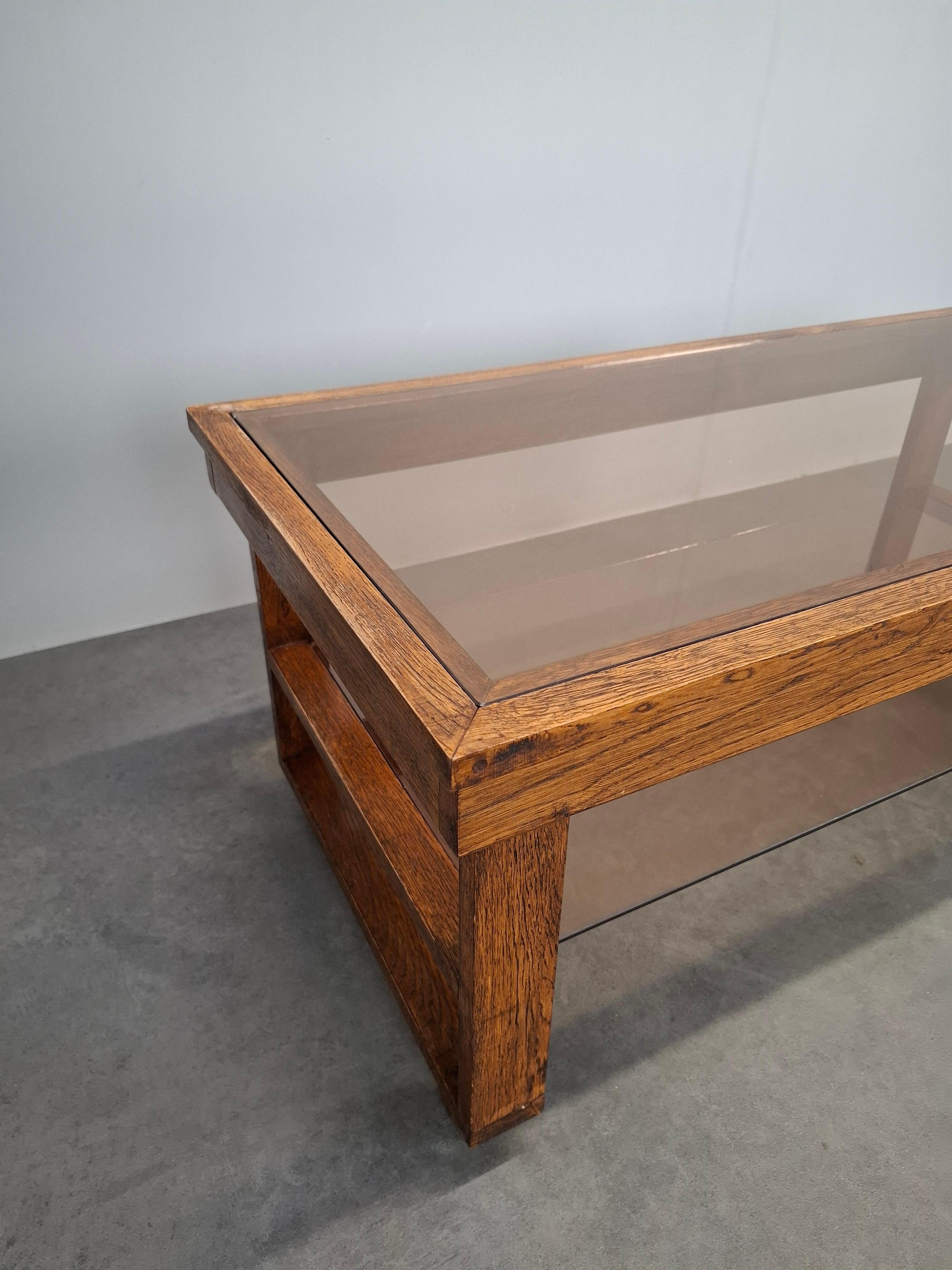 Mesa de centro sobre ruedas de madera y cristal ahumado de mediados de siglo, Checoslovaquia, 1980 en venta 1